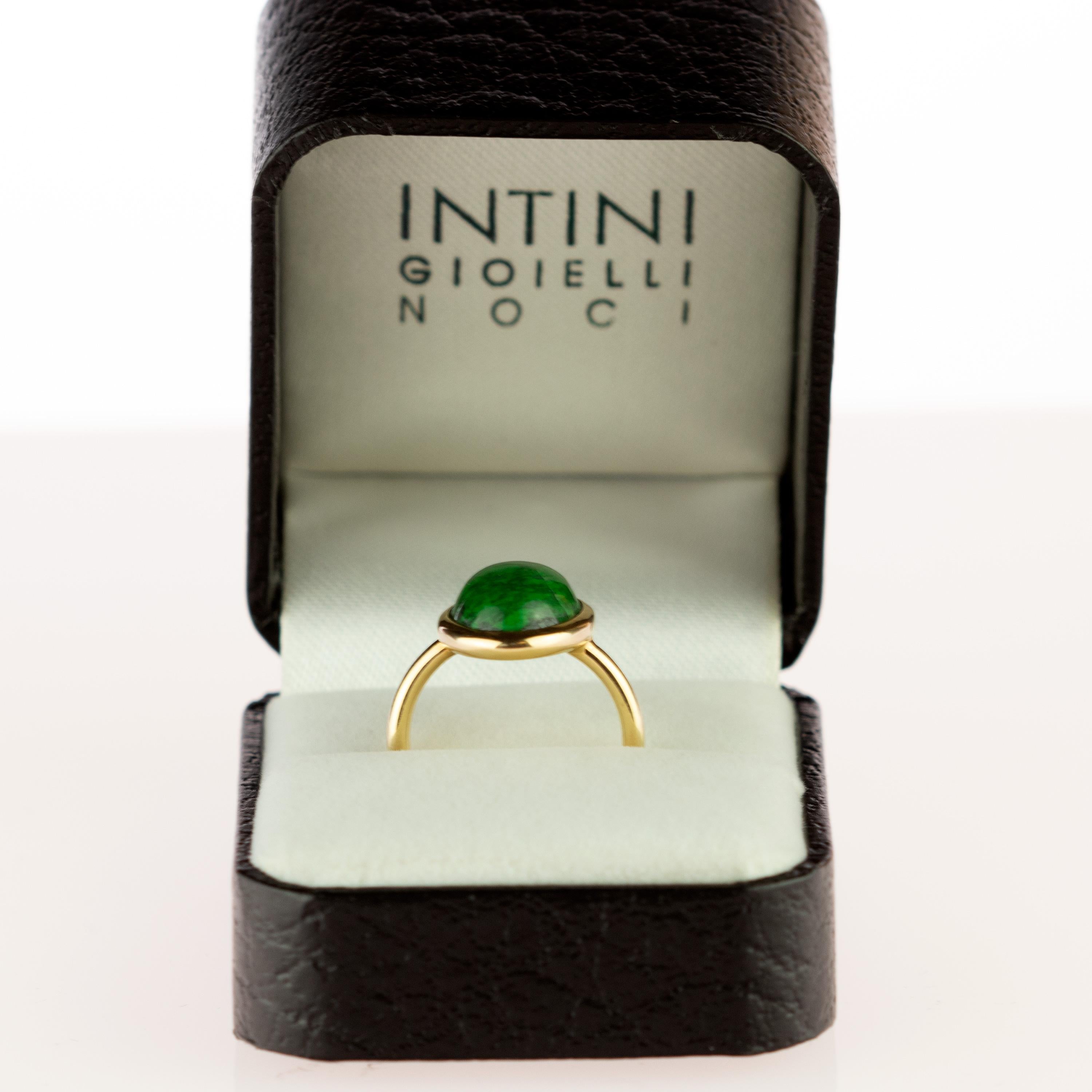 Grüner grüner Jade Central Oval Cabochon 18 Karat Gold Nord Süd Boho Cocktail-Ring Damen im Angebot