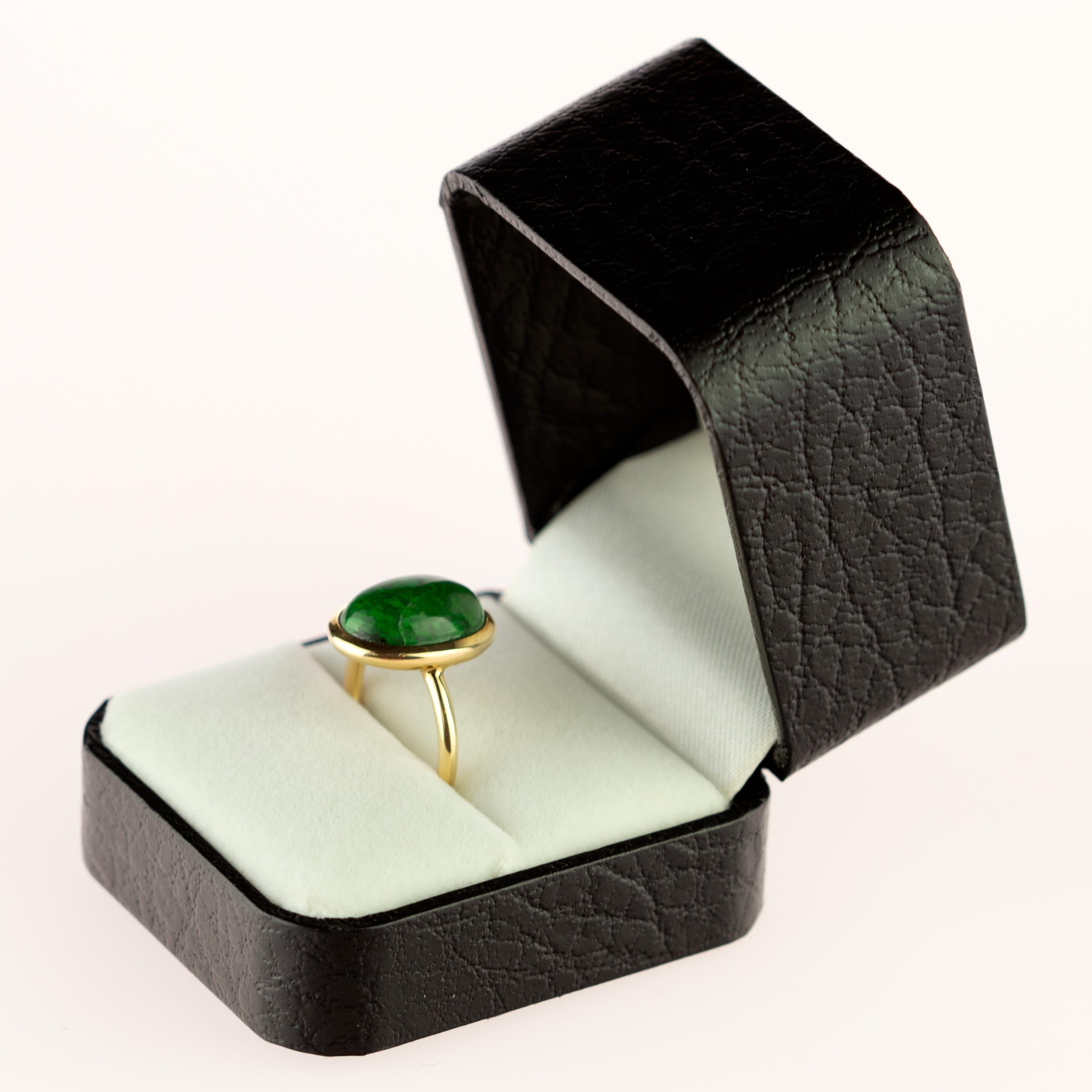 Grüner grüner Jade Central Oval Cabochon 18 Karat Gold Nord Süd Boho Cocktail-Ring im Angebot 1