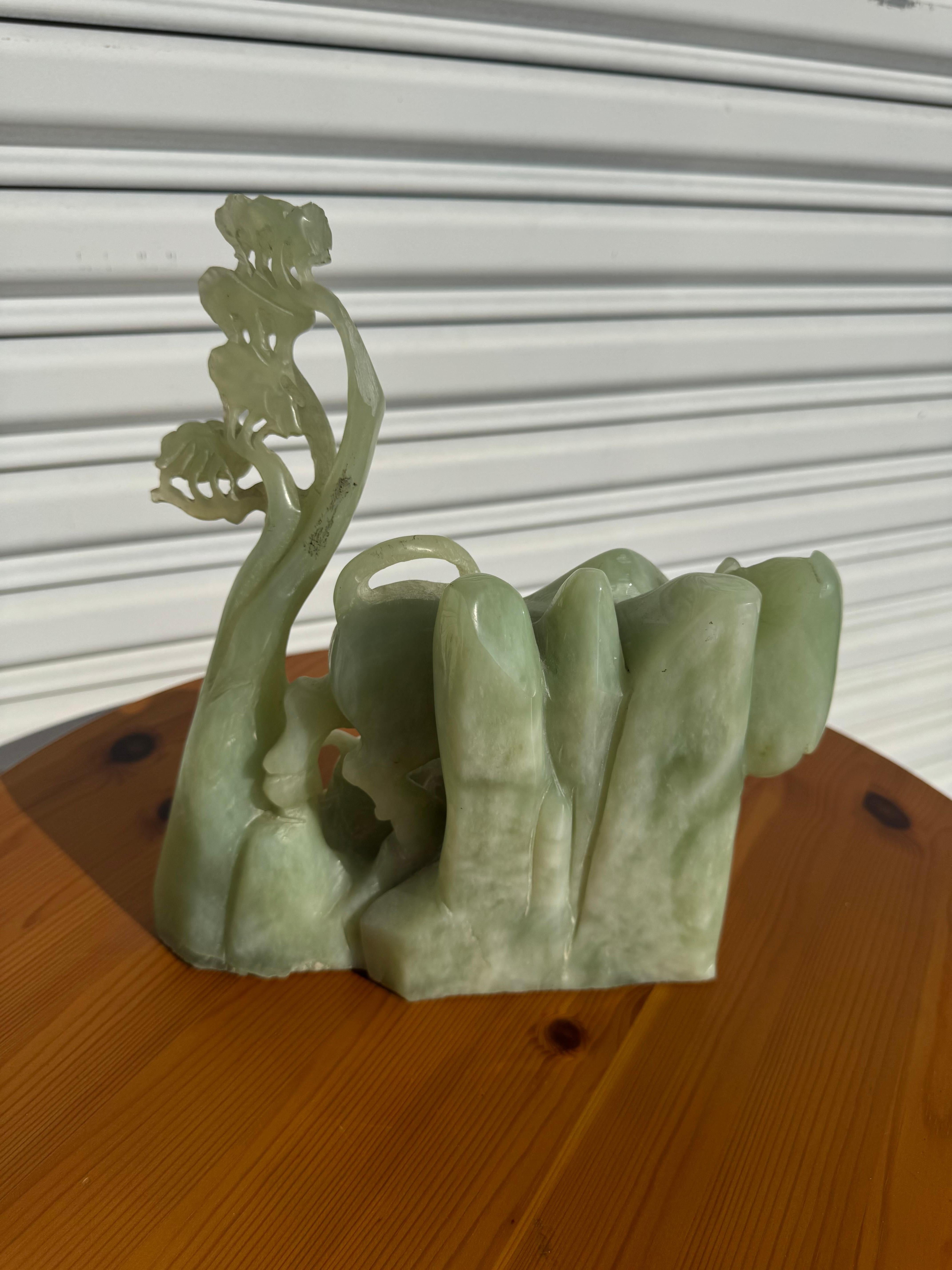Cinese Scultura di mucca di giada verde e vitello da latte in vendita