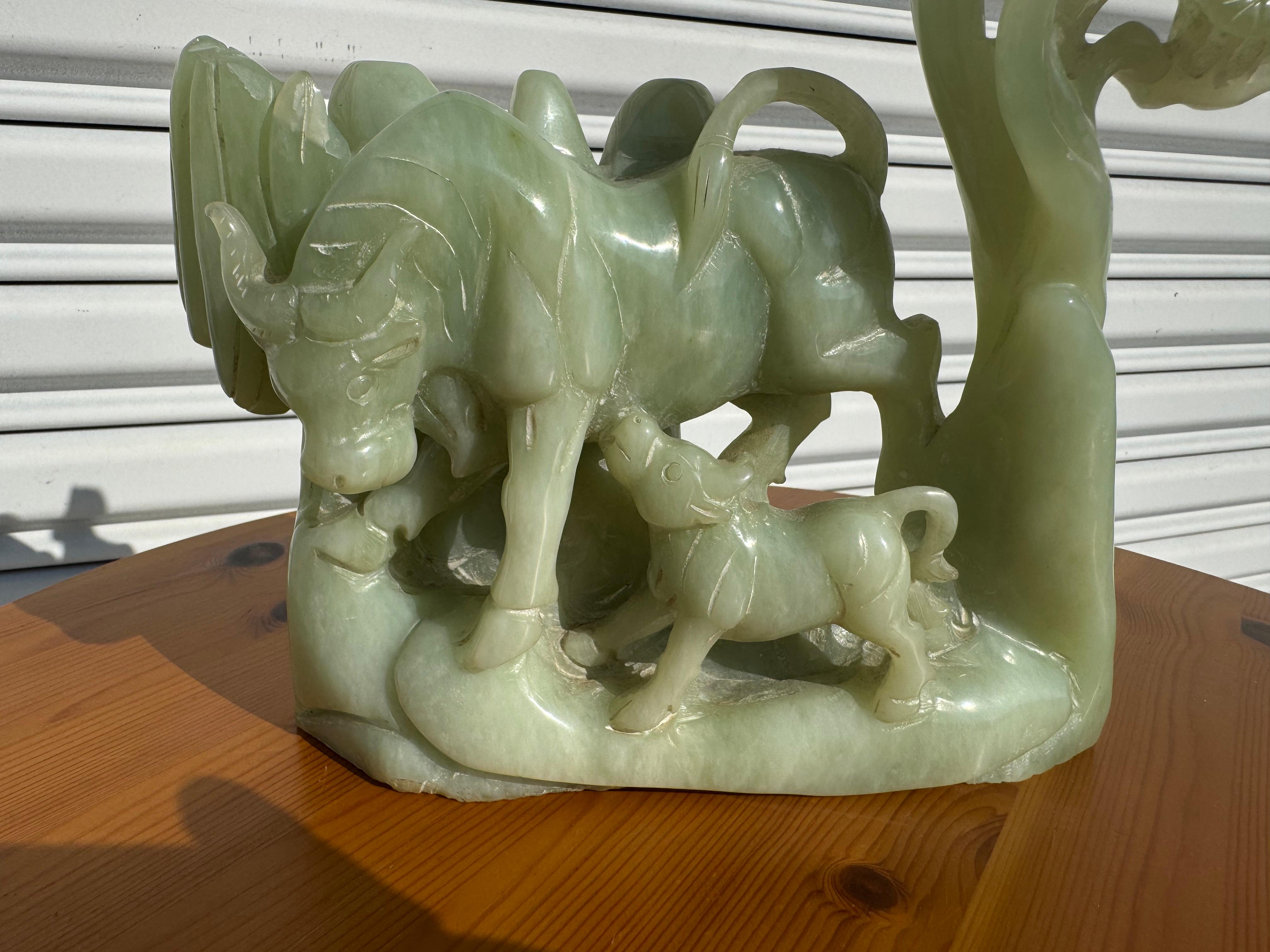 Giada Scultura di mucca di giada verde e vitello da latte in vendita