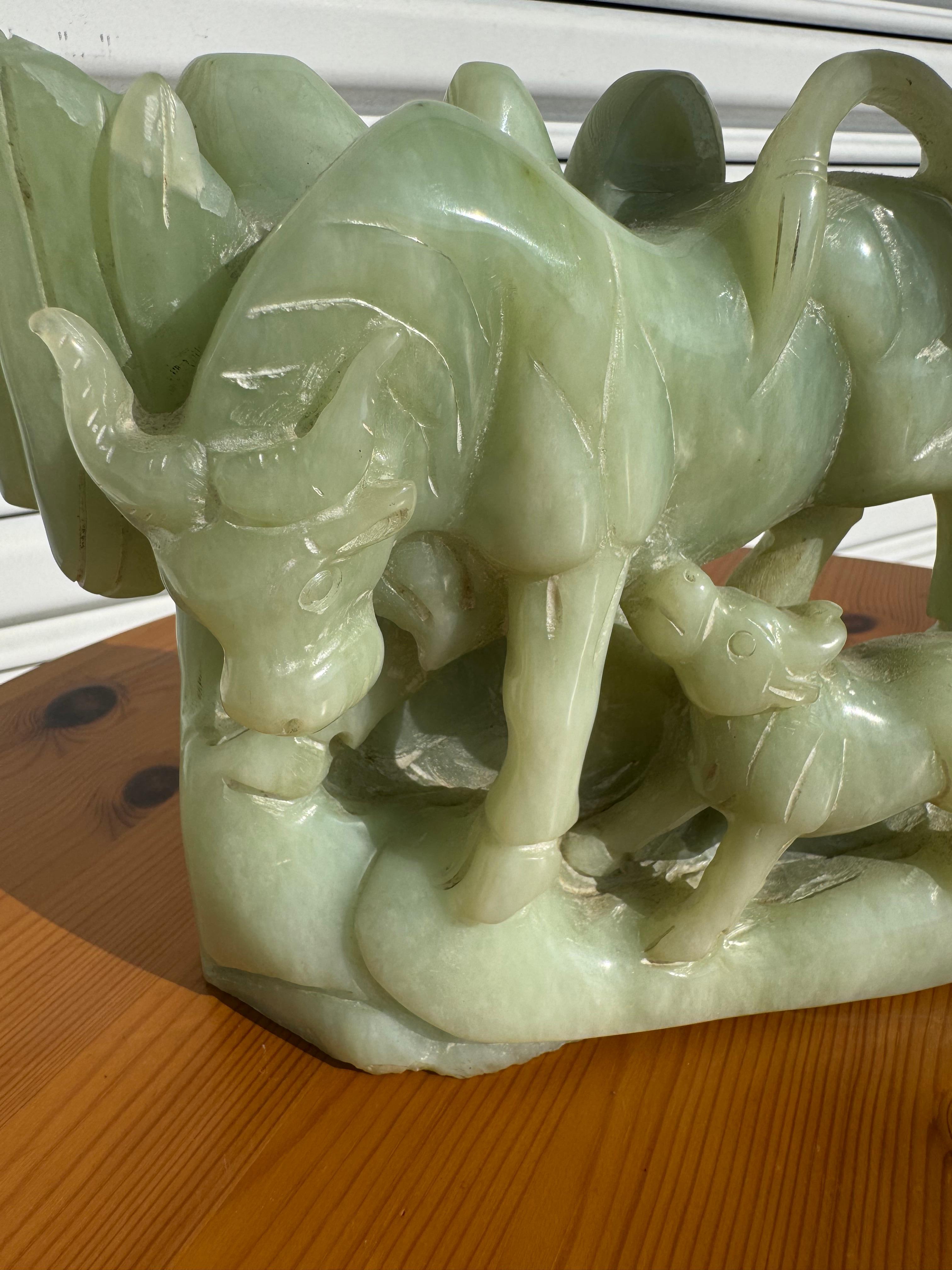 Scultura di mucca di giada verde e vitello da latte in vendita 1