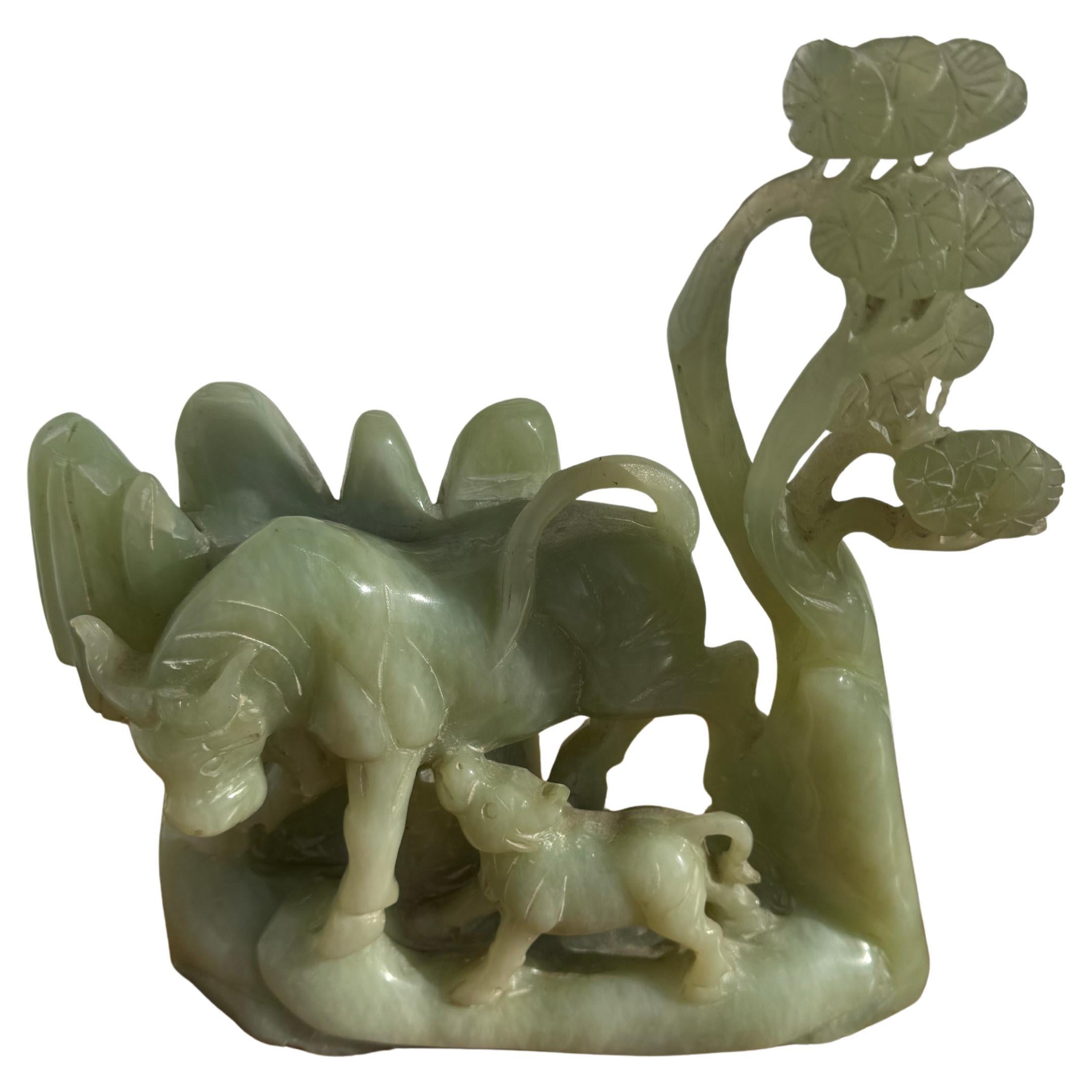 Scultura di mucca di giada verde e vitello da latte in vendita