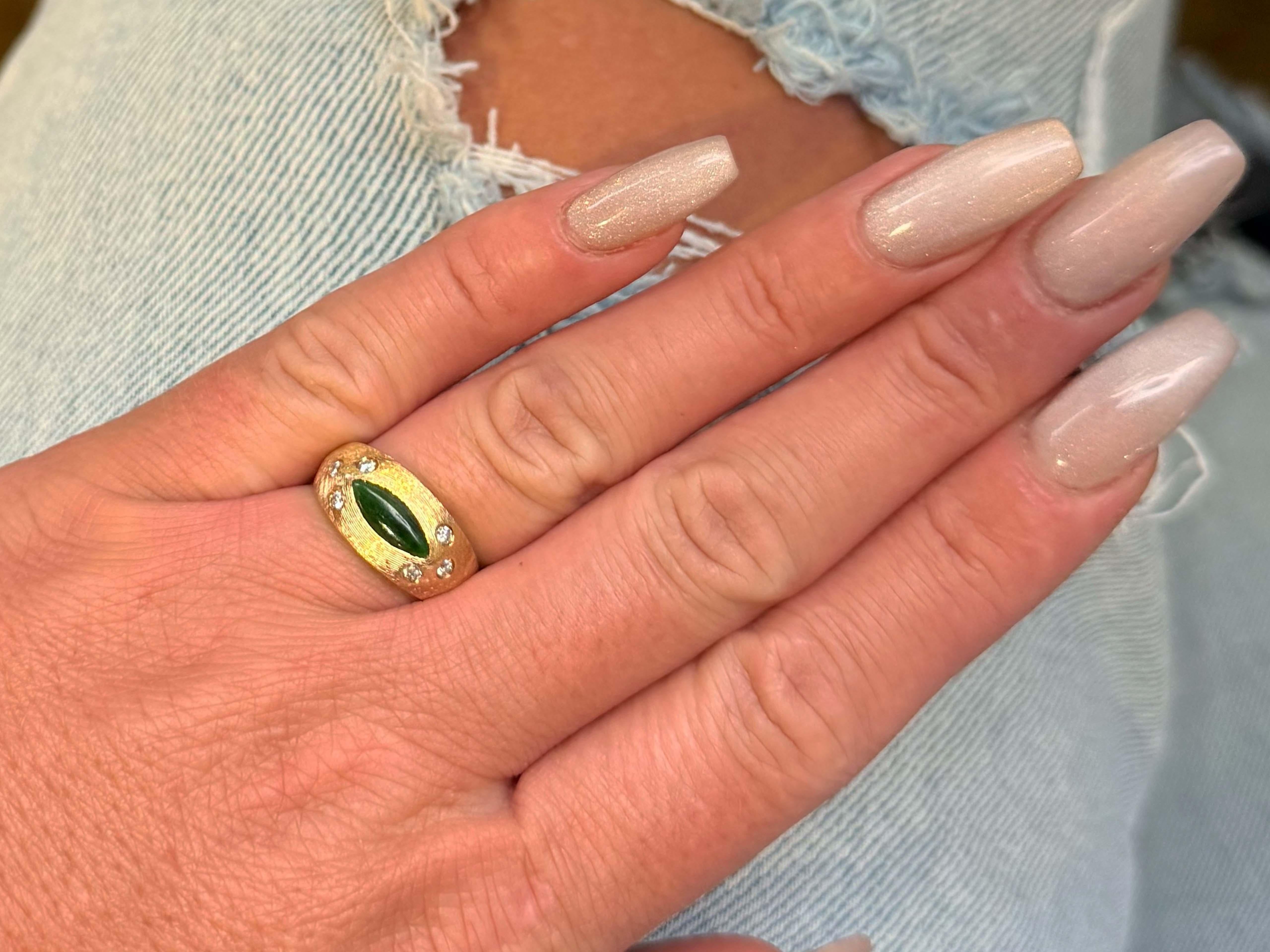 Spécifications de l'anneau :

Métal : Or jaune 14k

Poids total : 5,7 grammes

Nombre de diamants : 6

Poids en carats du diamant : 0,15 carats

Couleur du diamant : G

Clarté du diamant : VS

Dimensions du jade : 10,1 mm x 4,1 mm x 1,3 mm 

Taille