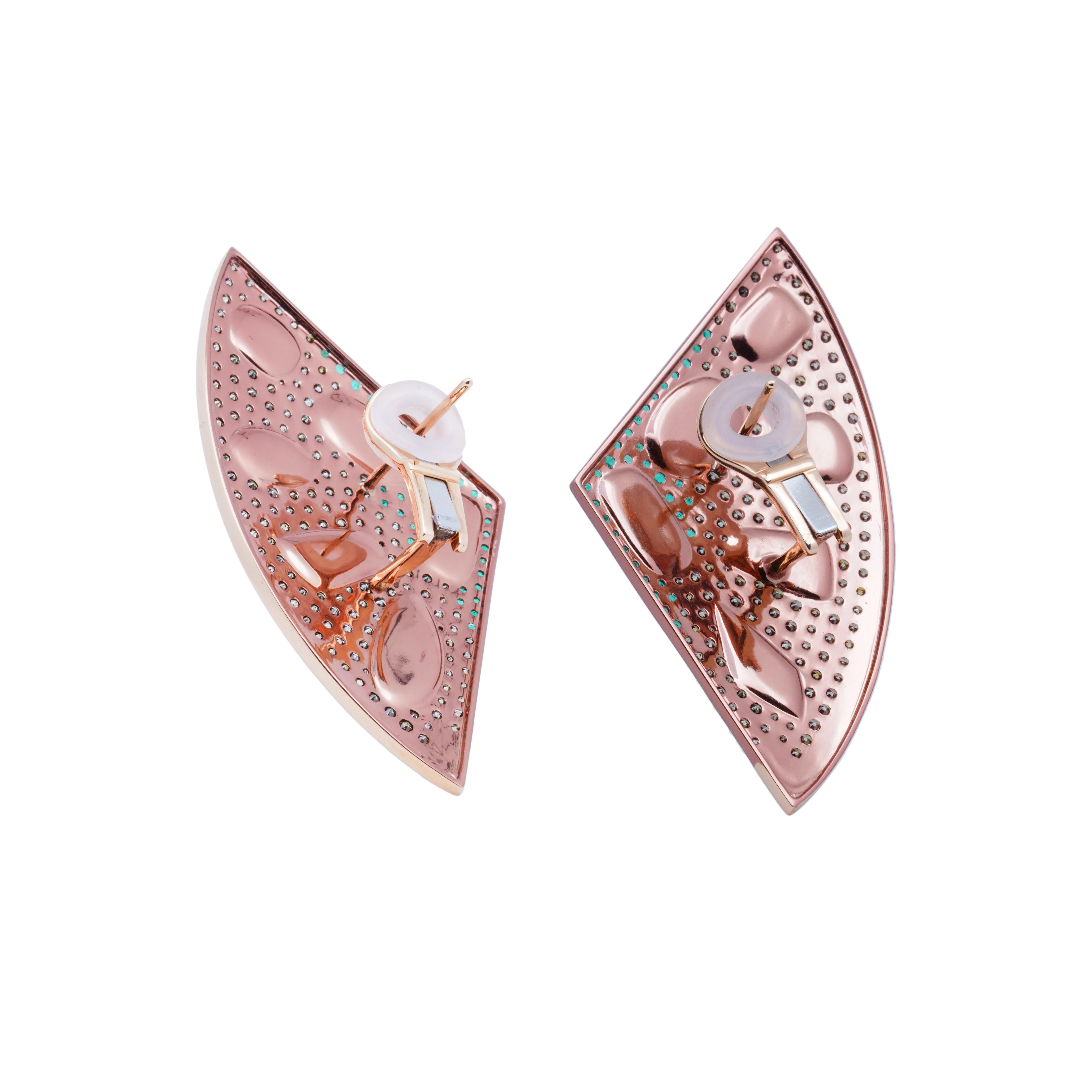 Les boucles d'oreilles Click Fan de la Collection Jade Dynasty d'Austy Lee sont un exemple époustouflant de conception complexe de bijoux. Ces boucles d'oreilles marient admirablement l'esthétique orientale et occidentale, mettant en valeur les