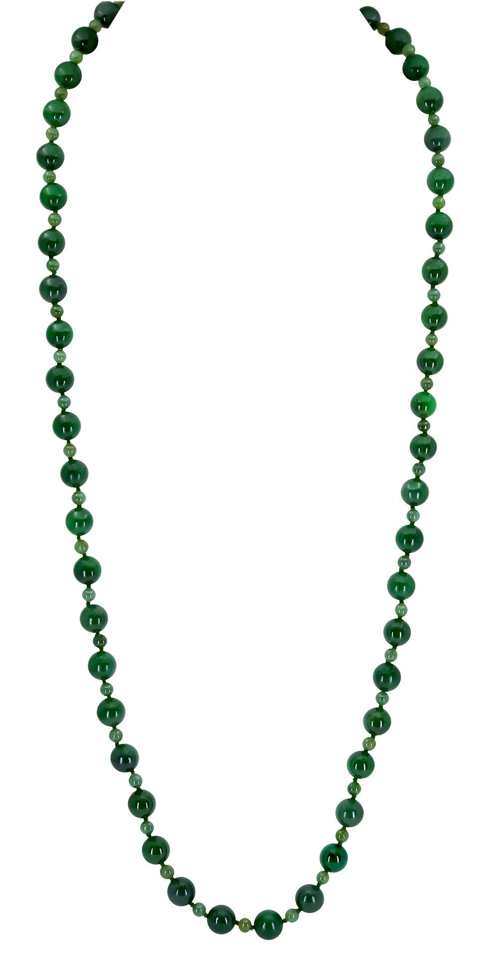 Green Jade Necklace  In Good Condition For Sale In New York, NY