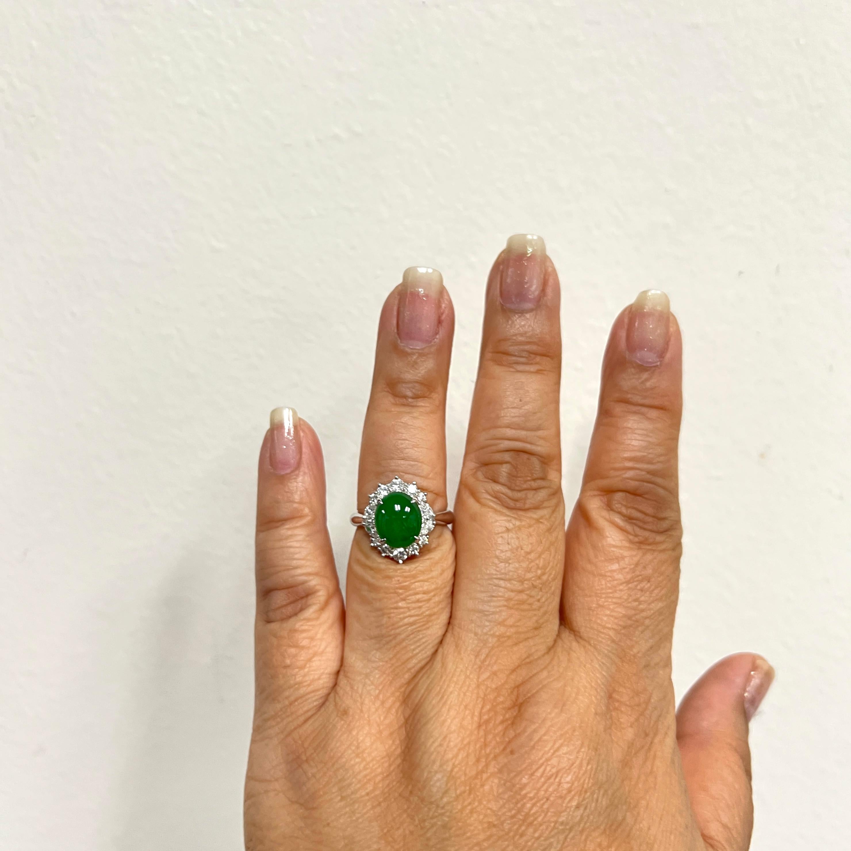 Bellissimo cabochon ovale di giada verde da 2,75 ct. con 0,77 ct. di diamanti bianchi e luminosi di buona qualità e forme a marquise.  Realizzato a mano in platino.  Anello misura 6,5.