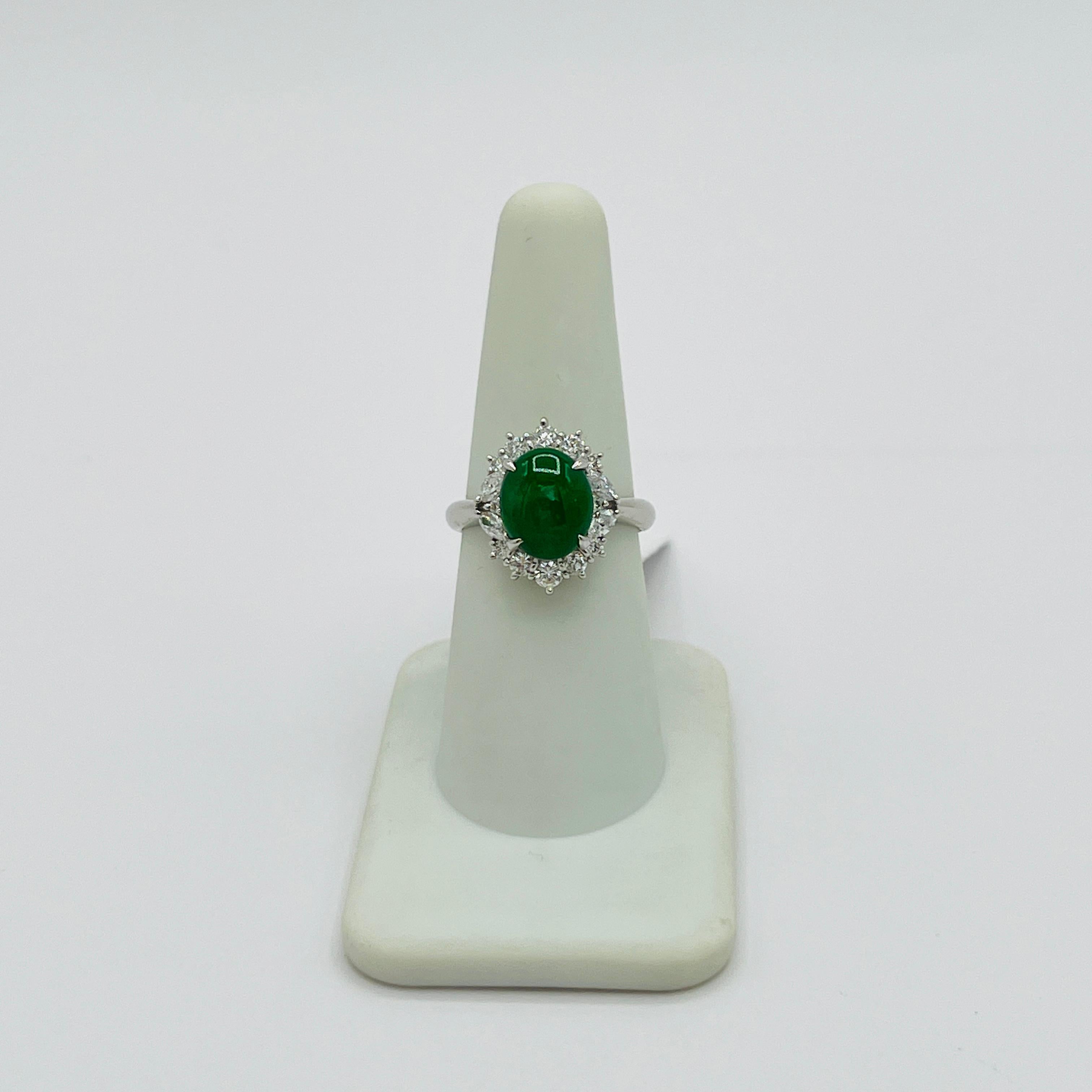Taglio ovale Anello con cabochon ovale di giada verde e diamante bianco in platino in vendita