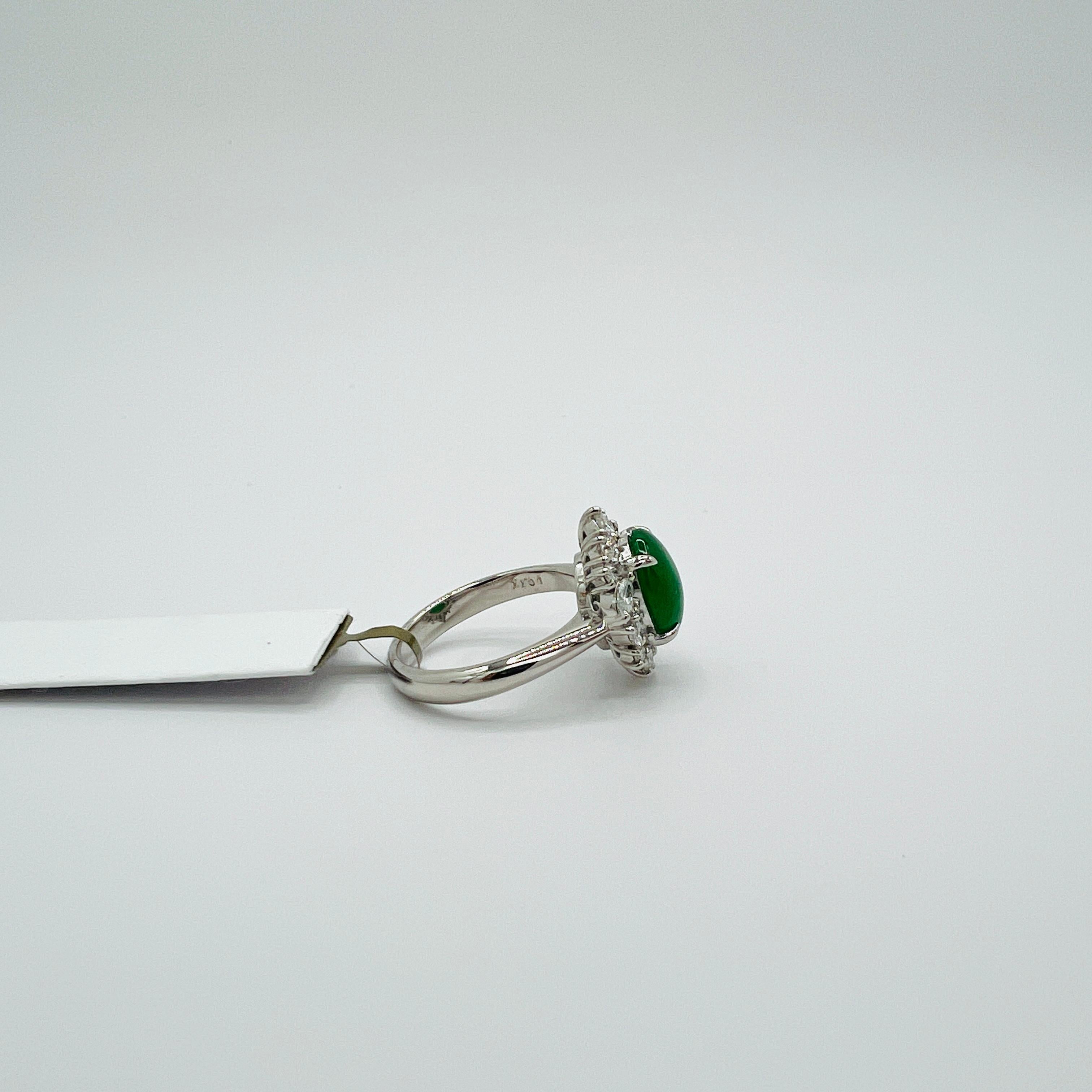 Anello con cabochon ovale di giada verde e diamante bianco in platino In condizioni Nuovo in vendita a Los Angeles, CA