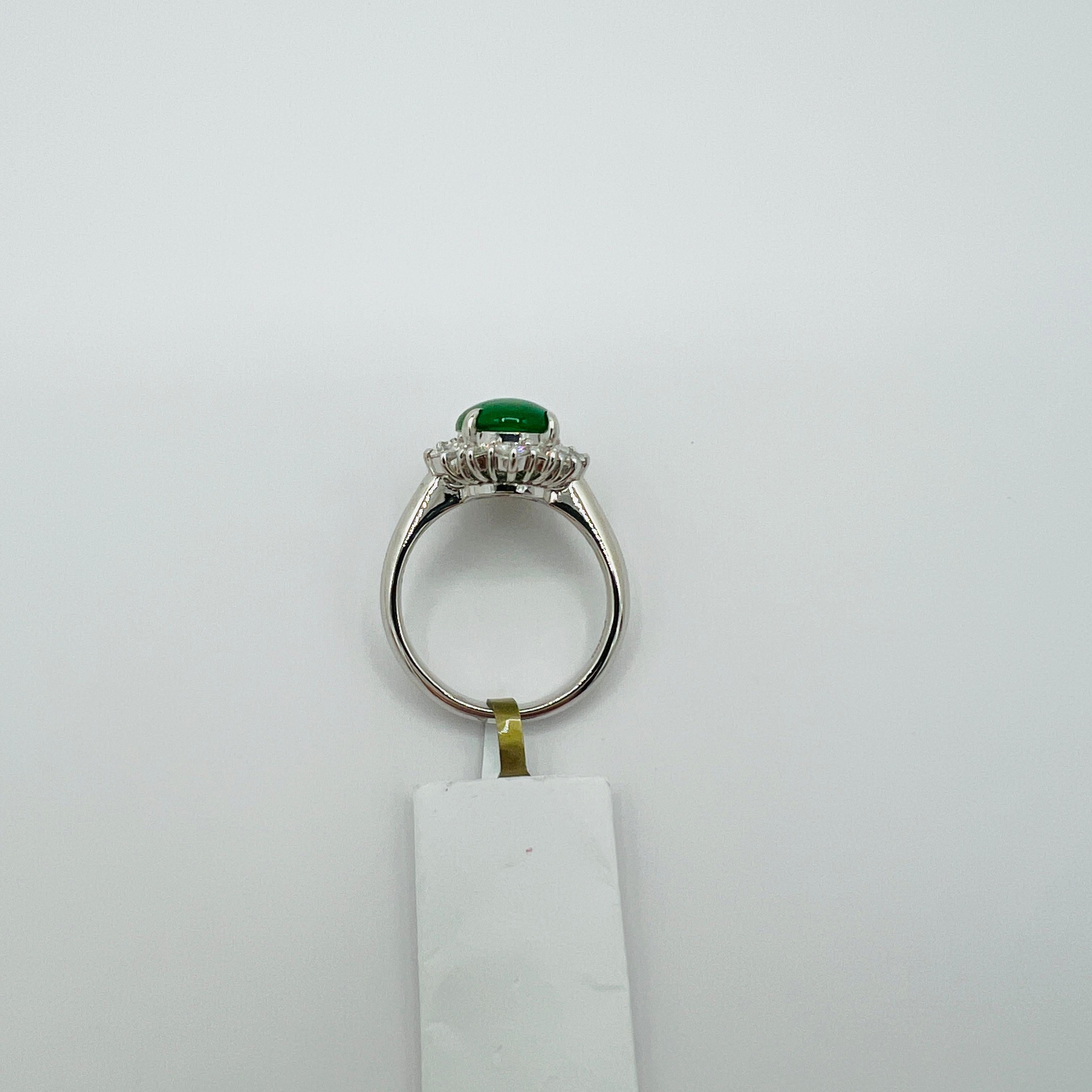 da uomo o donna Anello con cabochon ovale di giada verde e diamante bianco in platino in vendita