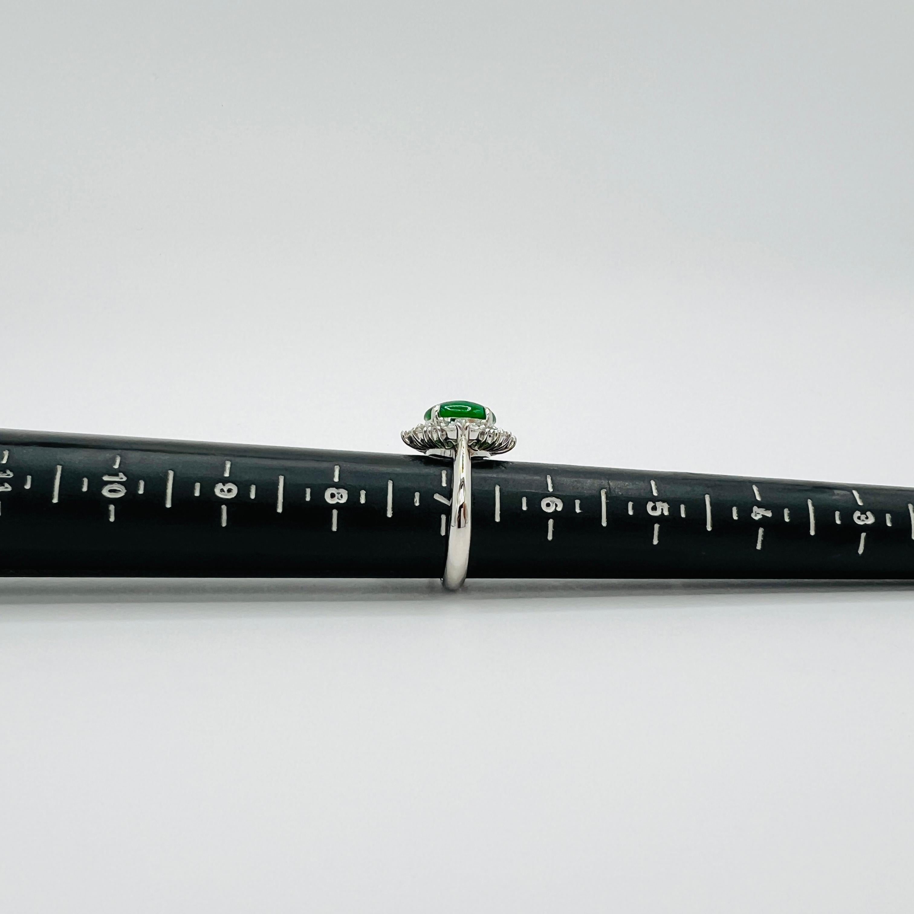 Anello con cabochon ovale di giada verde e diamante bianco in platino in vendita 1