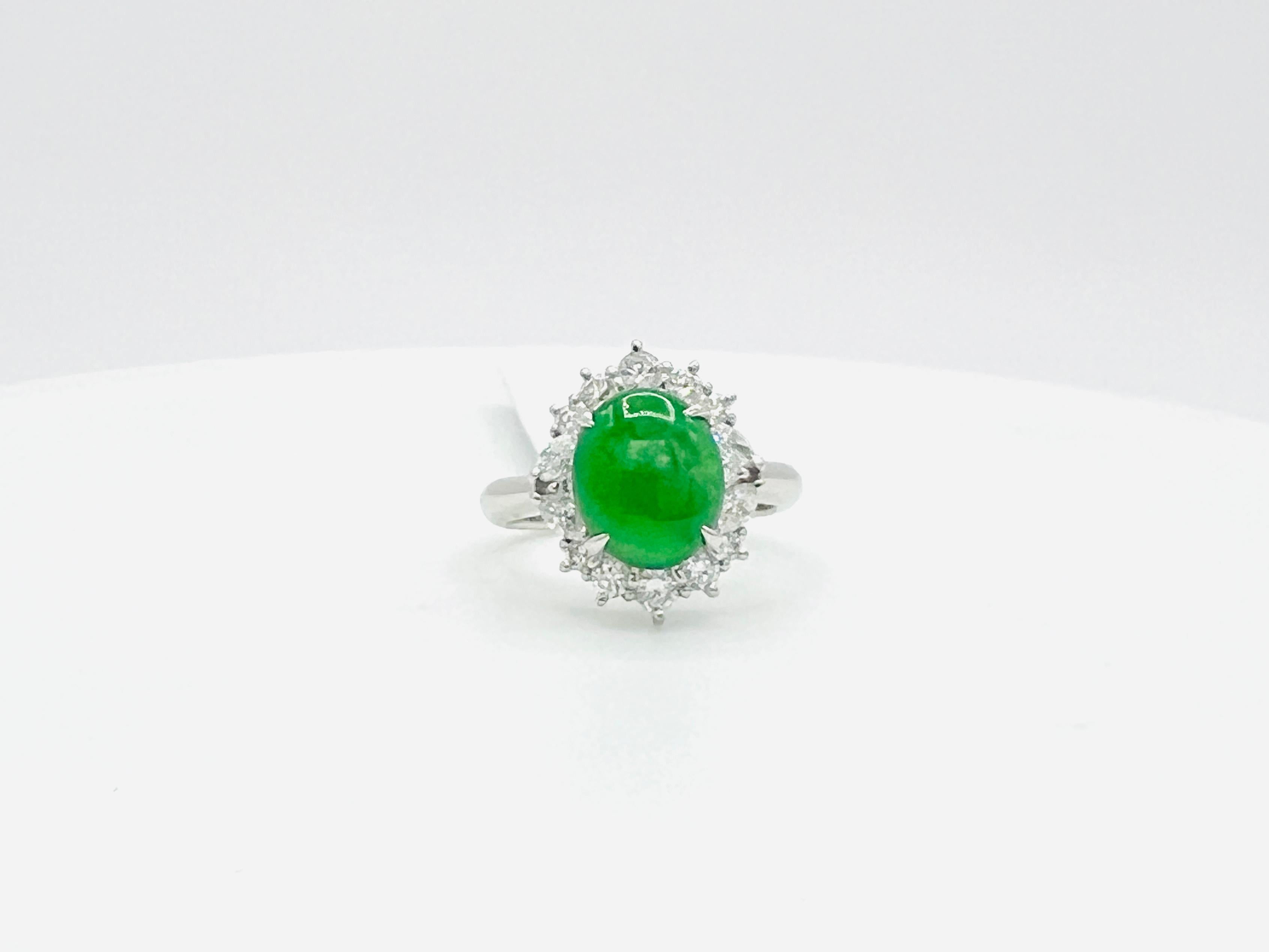 Anello con cabochon ovale di giada verde e diamante bianco in platino in vendita 3