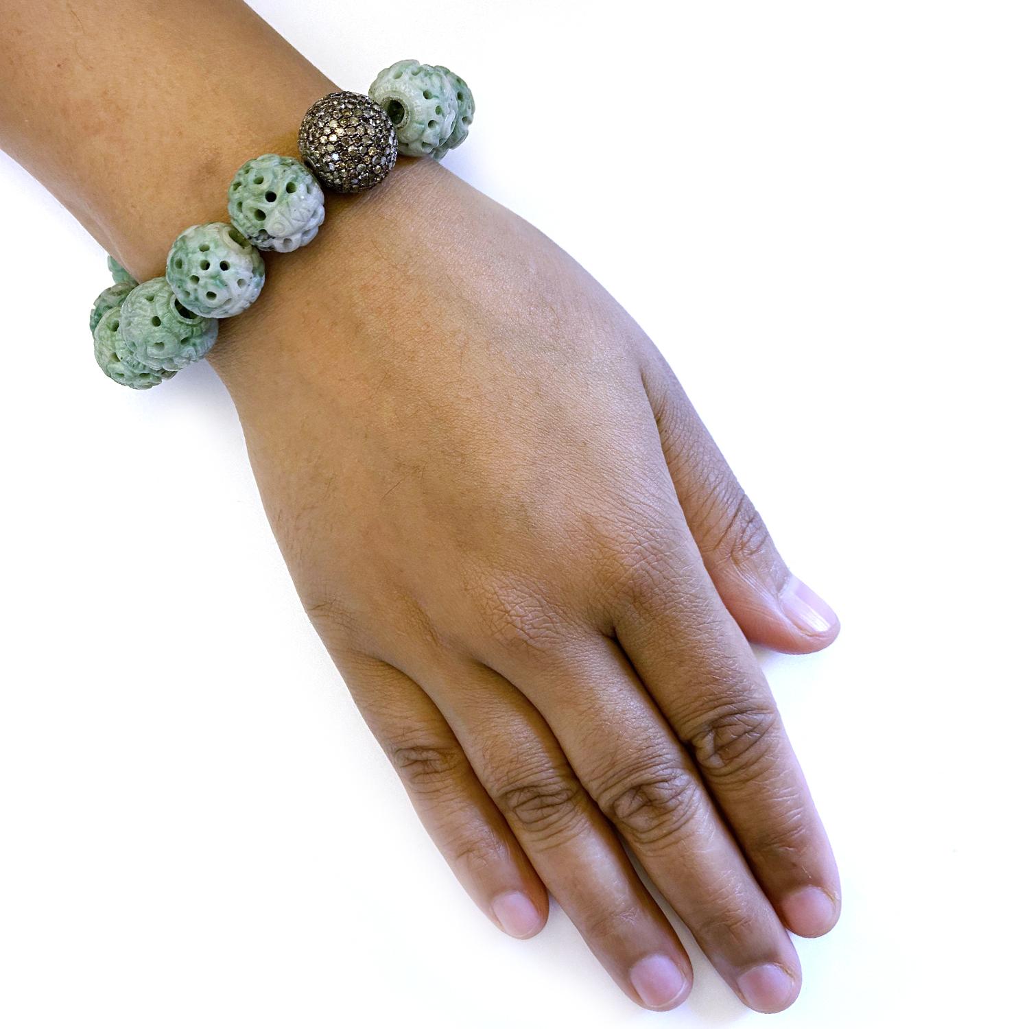 Silver:4.25g,
Diamond:4.39ct,
Green Jade: 225cts
Size: 16 MM