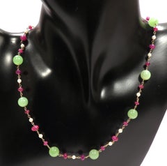 Collana girocollo in giada verde, rubini rossi, perle bianche, oro rosa 9 carati, realizzata a mano