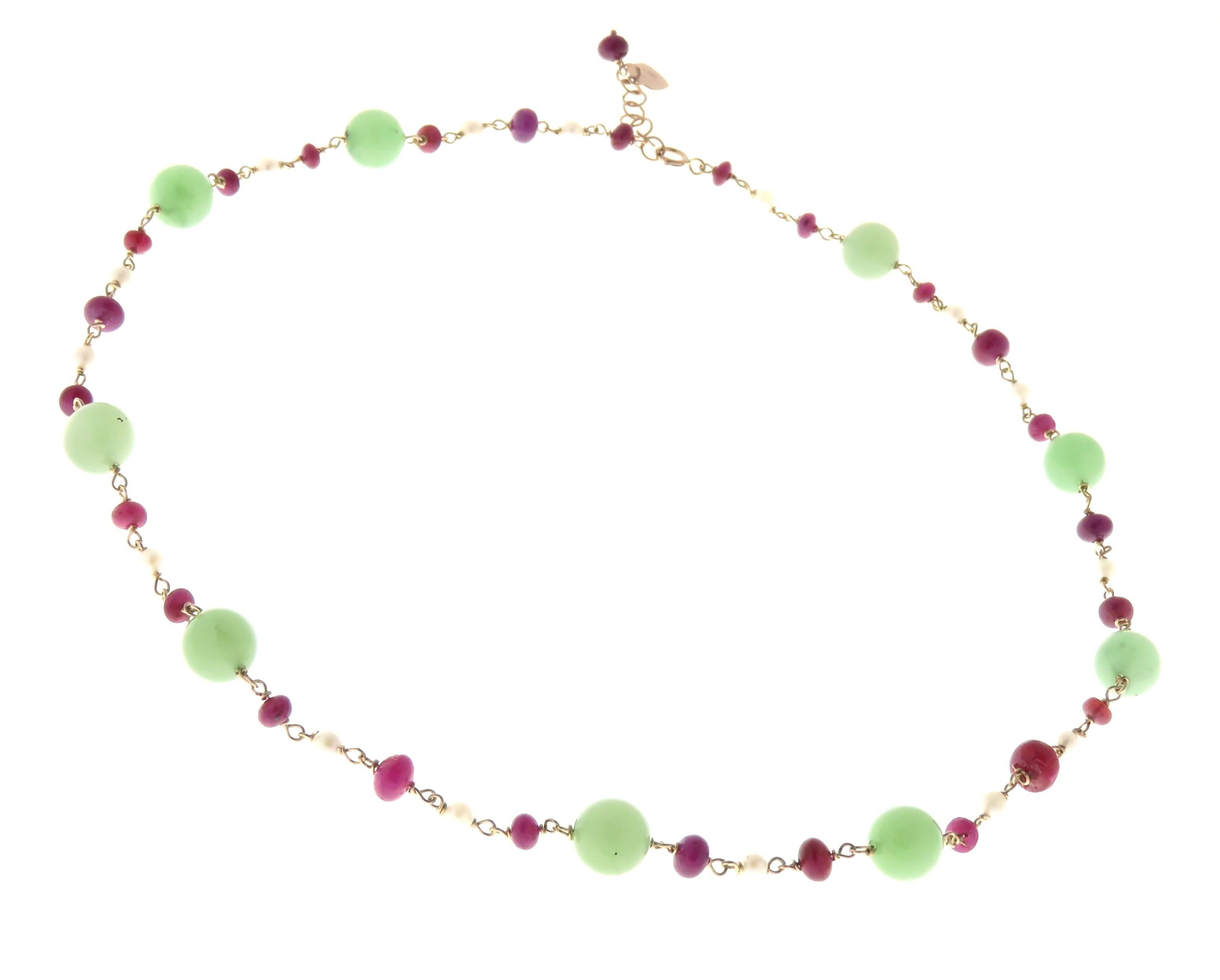 Contemporain Collier ras du cou en or rose 9 carats avec jade vert, rubis rouge et perles blanches, fabriqué à la main en vente