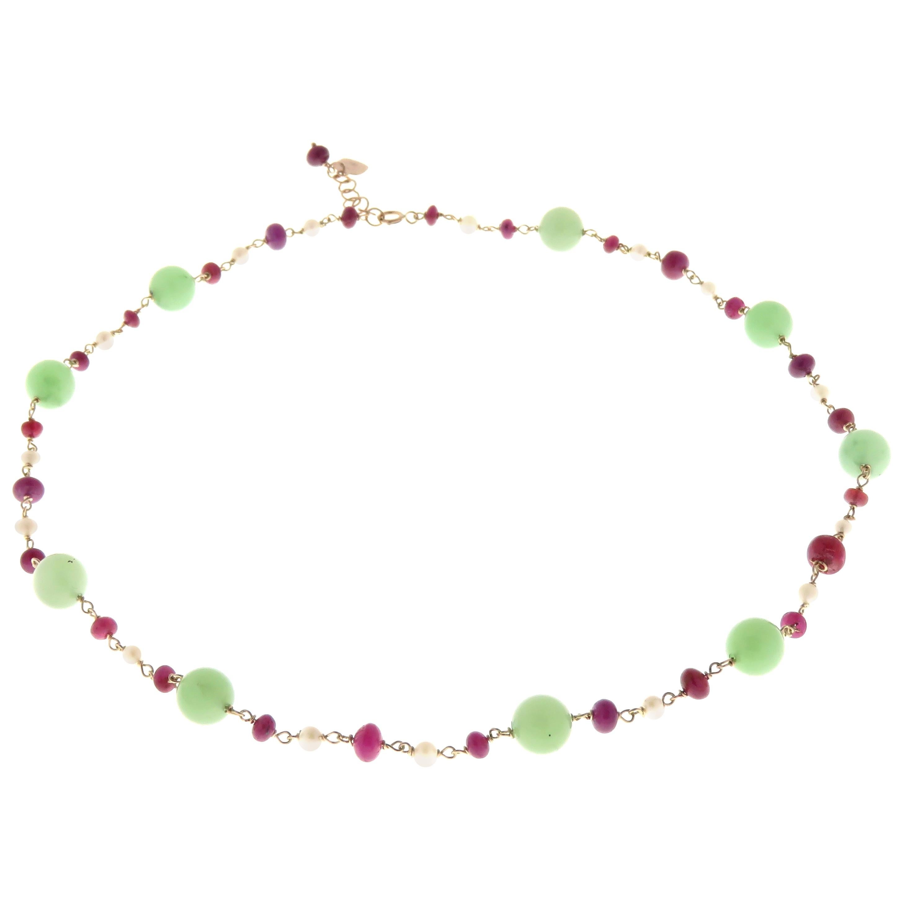 Collier ras du cou en or rose 9 carats avec jade vert, rubis rouge et perles blanches, fabriqué à la main en vente