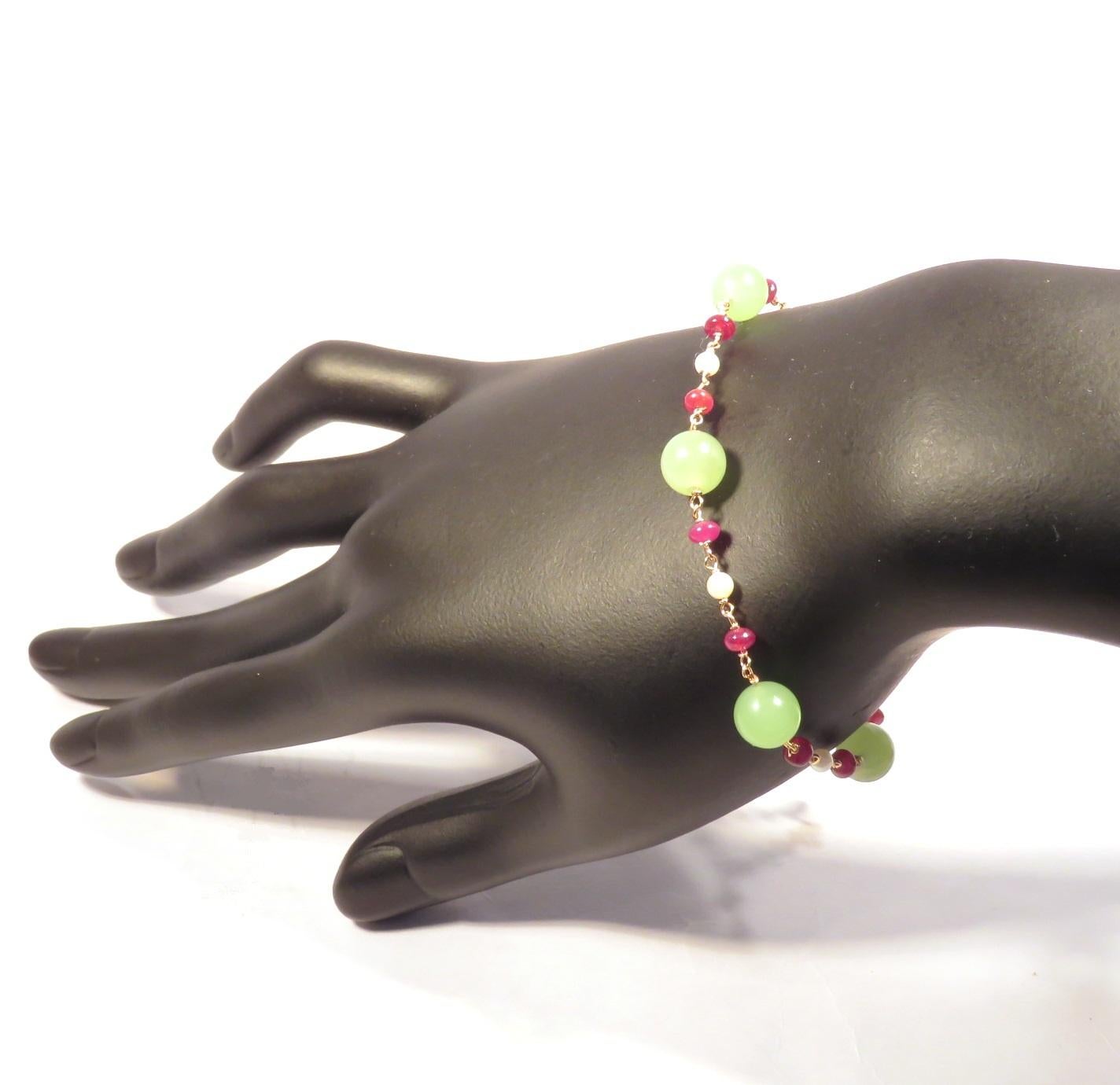 Bracelet crafted in 9 karat rose gold with 5 natural green jade beads, natural rubies and white frashwater pearls. The bracelet is adjustable from 180 mm to 200 mm / from 7.086 inches to 7.874 inches, it is possible to lengthen the bracelet on