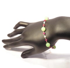 Jade verde Rubí rojo Perlas de agua dulce Pulsera de oro rosa de 9 quilates Hecha a mano