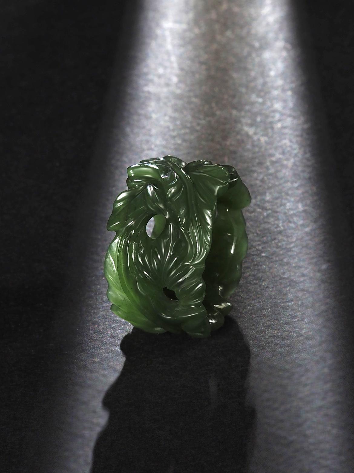 Green Jade ring Ivy collection hand carved bold ring hand made in Paris For Sale 4