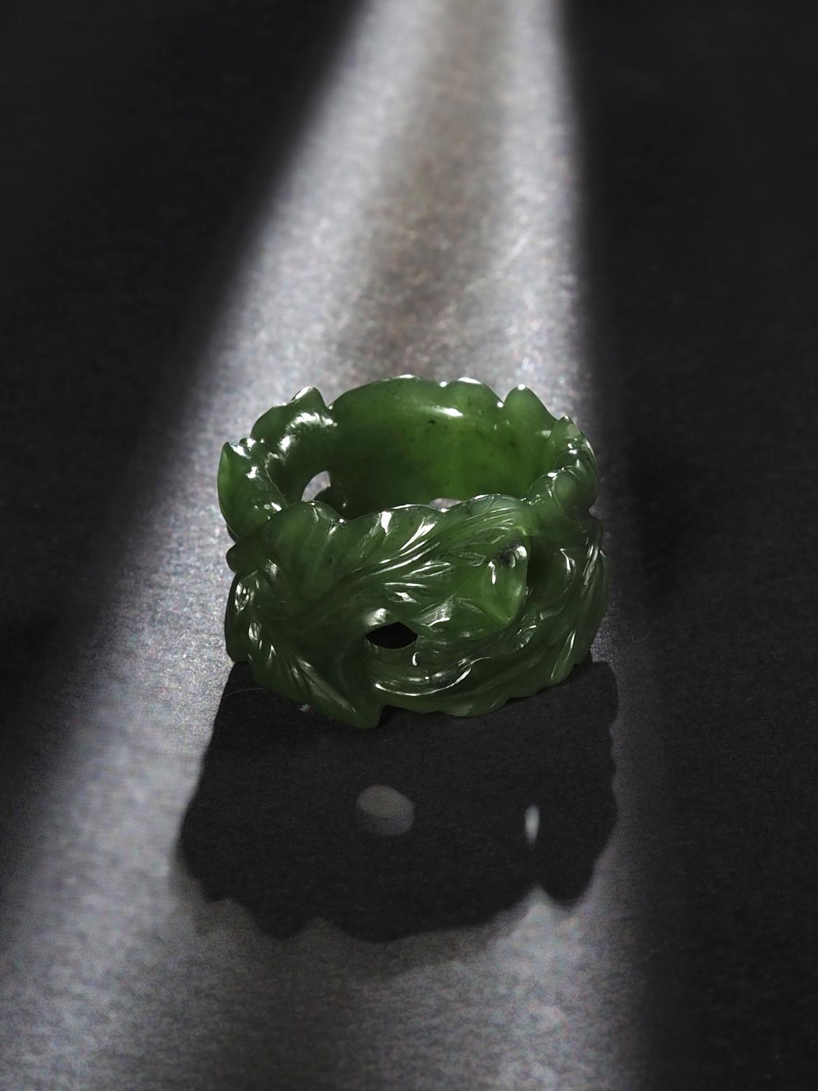 Green Jade ring Ivy collection hand carved bold ring hand made in Paris For Sale 5