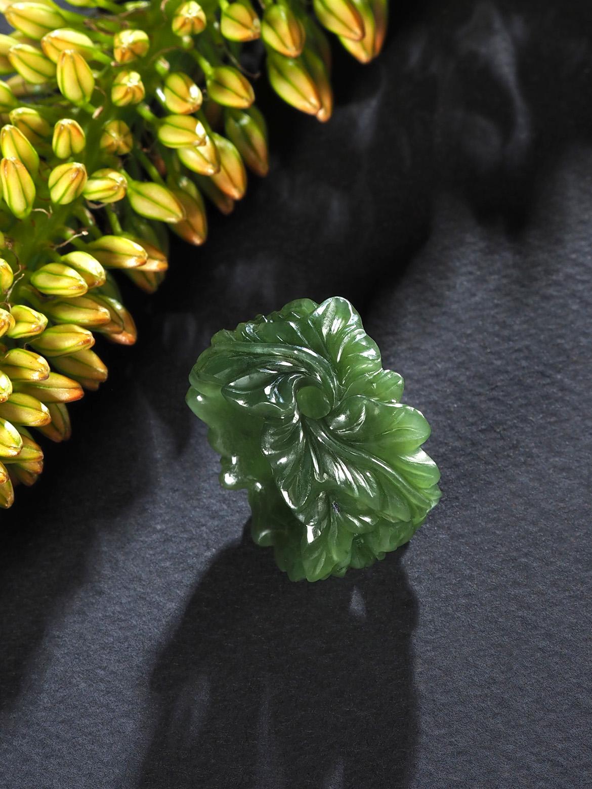 Green Jade ring Ivy collection hand carved bold ring hand made in Paris For Sale 6