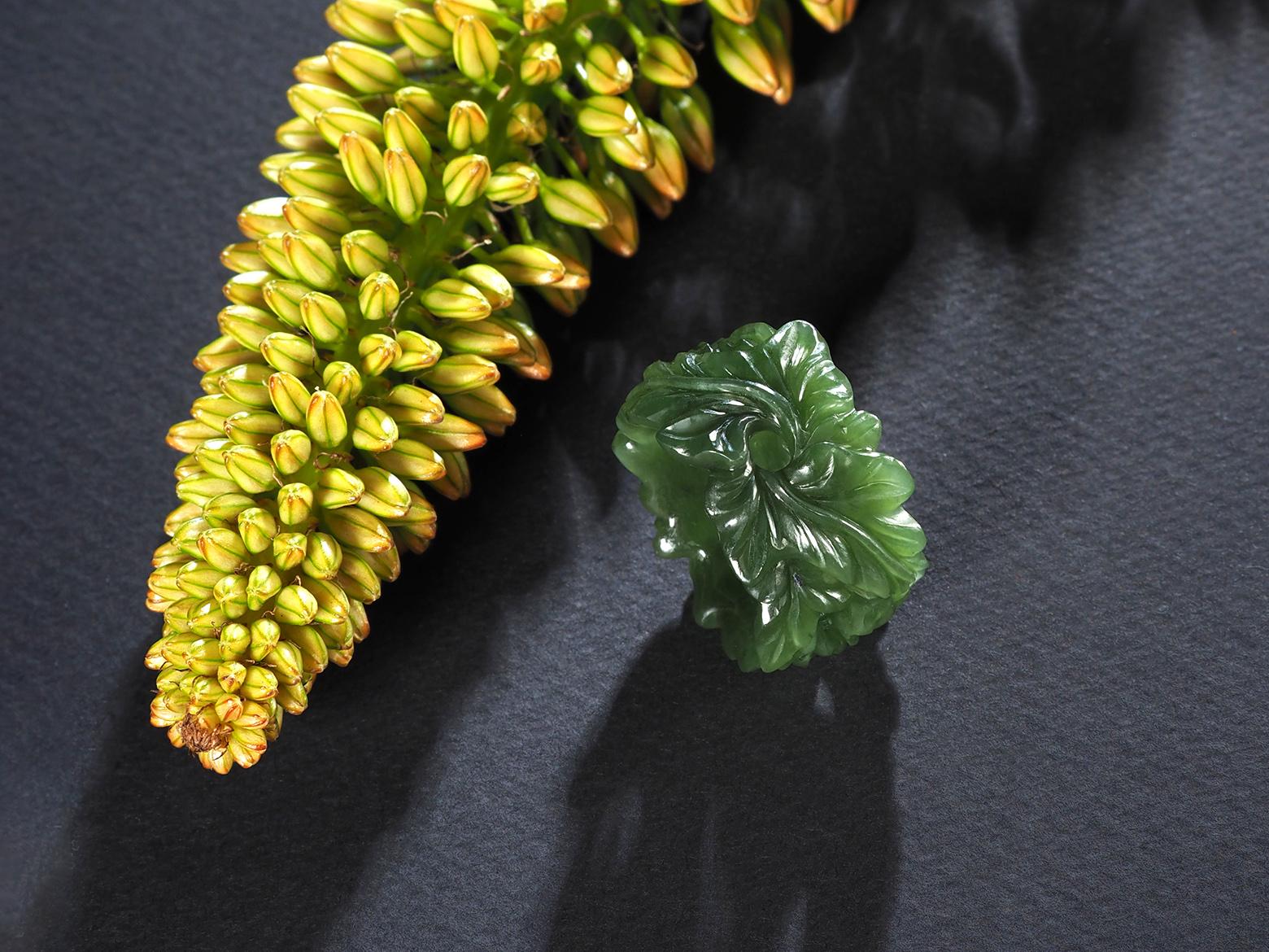 Bague en Jade Vert Ivy collection bague sculptée à la main bague audacieuse faite à la main à Paris en vente 7