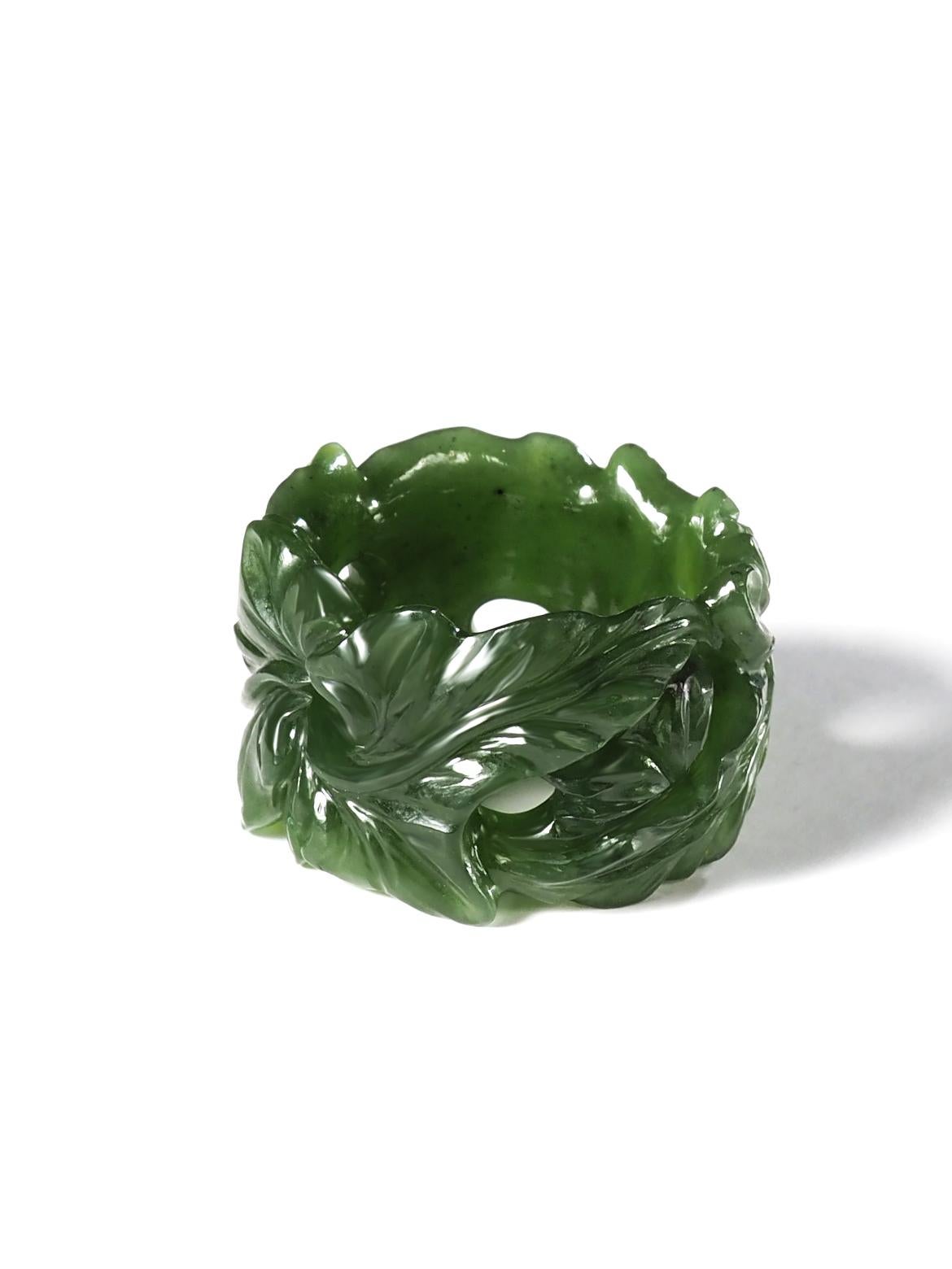 Green Jade ring Ivy collection hand carved bold ring hand made in Paris For Sale 8