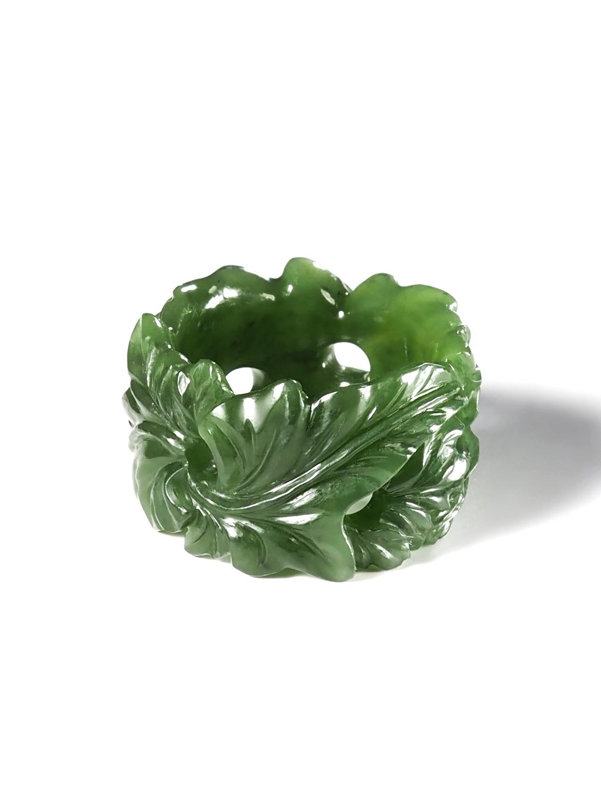 Green Jade ring Ivy collection hand carved bold ring hand made in Paris For Sale 10