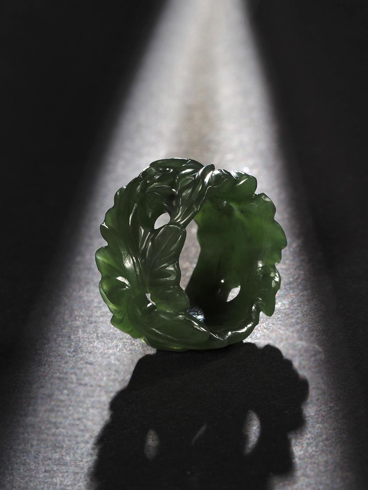 One of a kind green Jade Ivy hand carved ring, made in Paris
ring size - 8.25 US
ring weight 9 grams

Introducing our exquisite Jade ring from the Ivy collection, a true work of art handcrafted in the artisanal atelier in Paris. This bold and