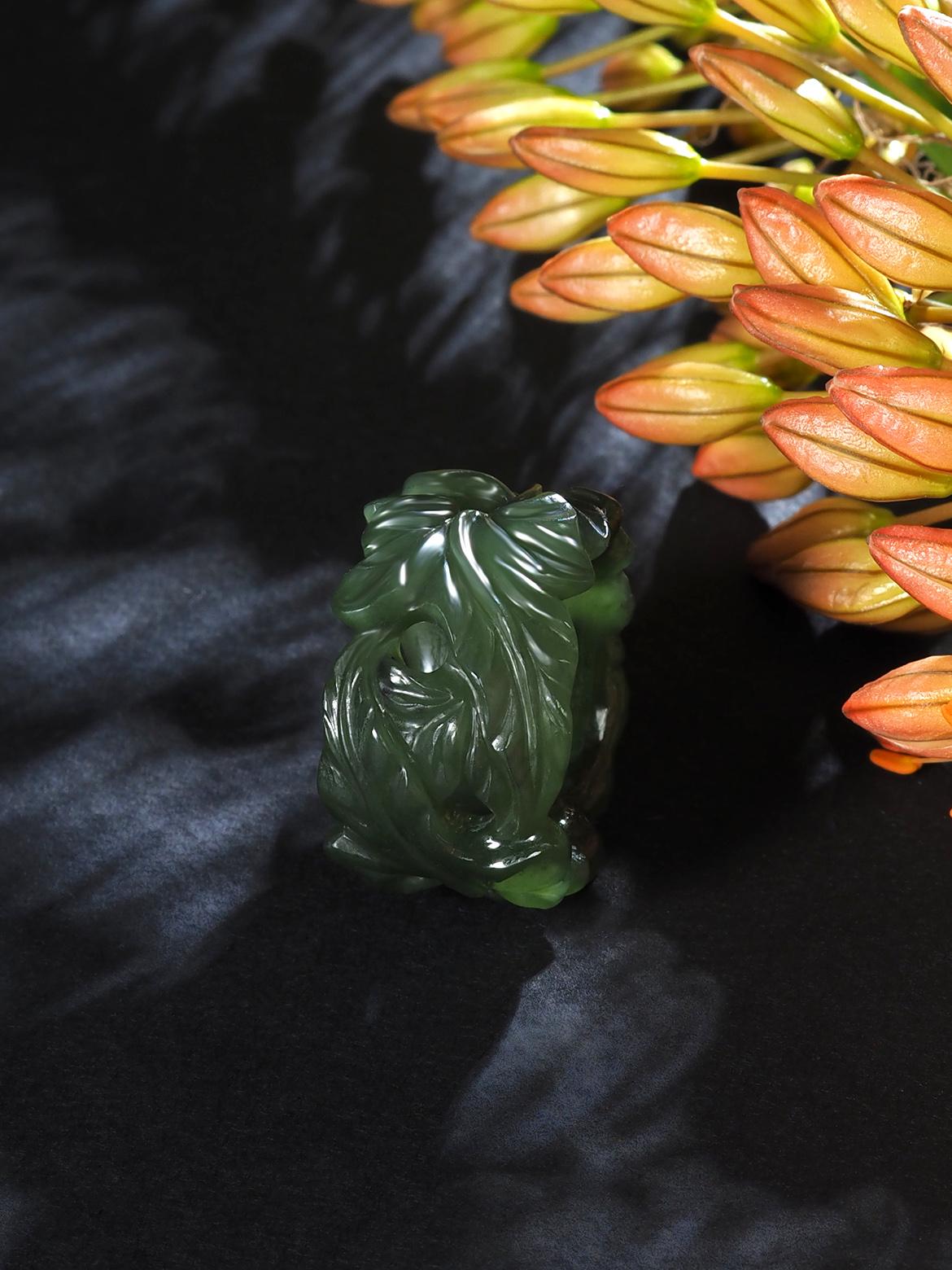 Artist Green Jade ring Ivy collection hand carved bold ring hand made in Paris For Sale
