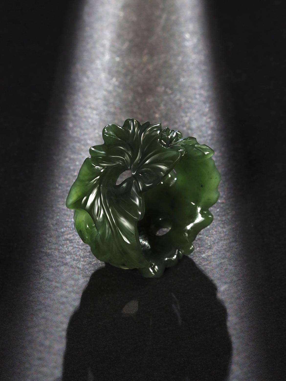 Mixed Cut Green Jade ring Ivy collection hand carved bold ring hand made in Paris For Sale