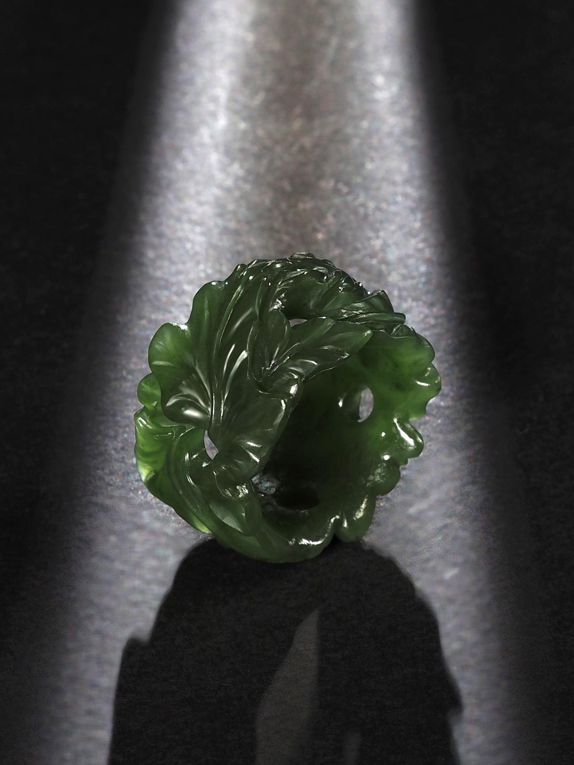 Green Jade ring Ivy collection hand carved bold ring hand made in Paris In New Condition For Sale In Berlin, DE