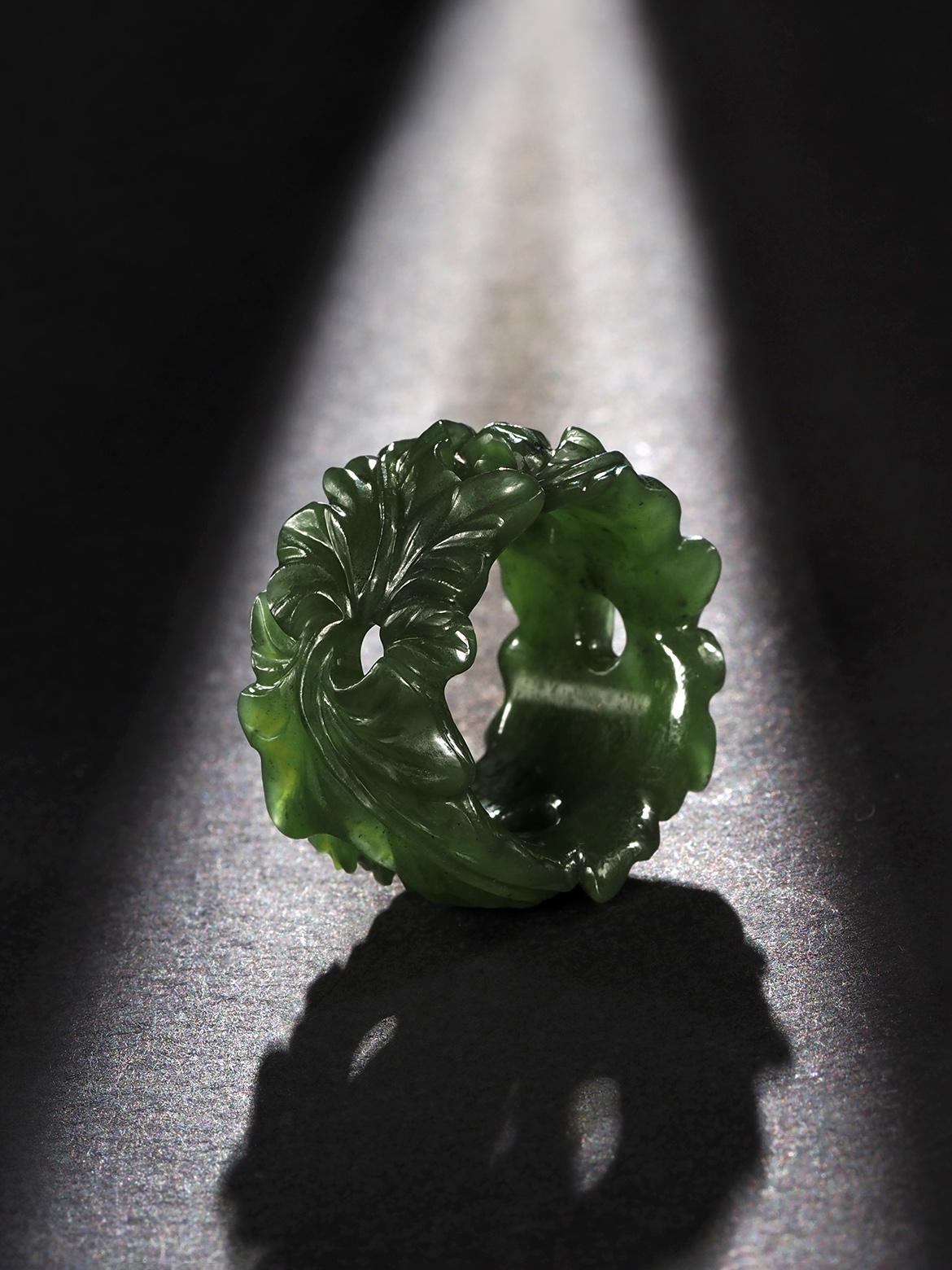 Women's or Men's Green Jade ring Ivy collection hand carved bold ring hand made in Paris For Sale