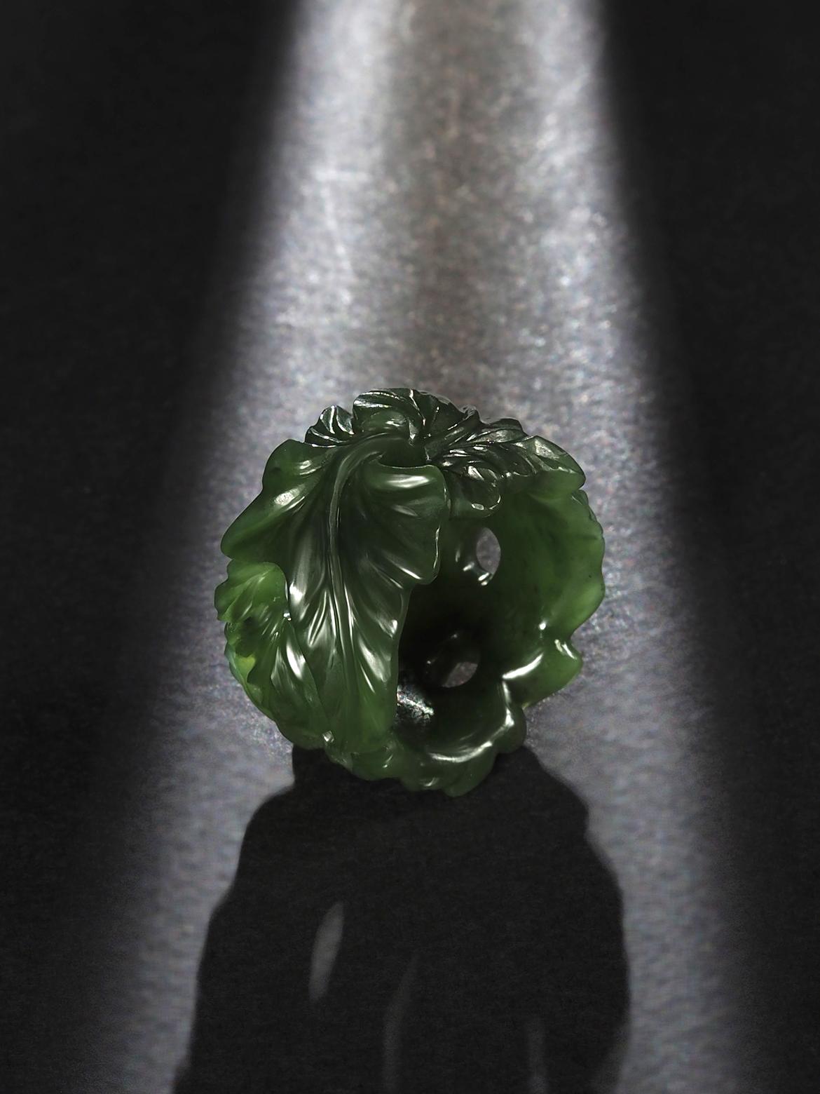 Green Jade ring Ivy collection hand carved bold ring hand made in Paris For Sale 1
