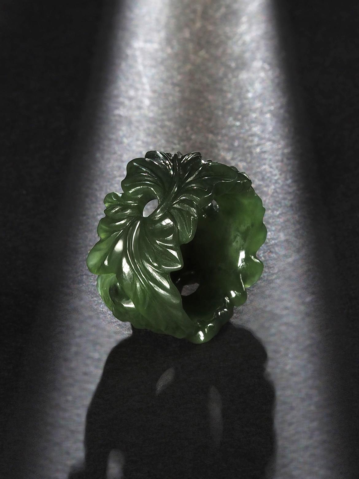 Green Jade ring Ivy collection hand carved bold ring hand made in Paris For Sale 2
