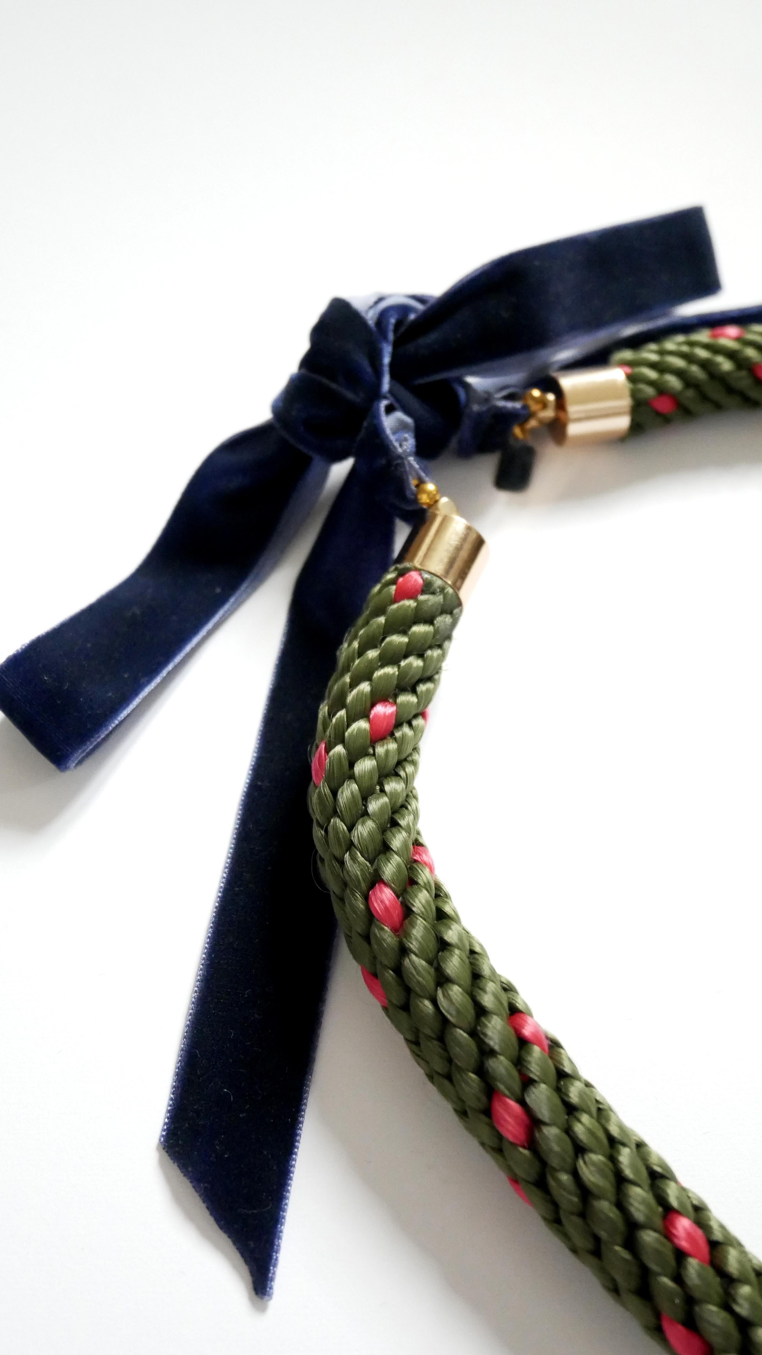 Grüne Bib-Halskette aus Jade mit Swarovski- Multi-Perlen und Edelsteinen aus Messing mit Scheibenverzierung (Gemischter Schliff) im Angebot