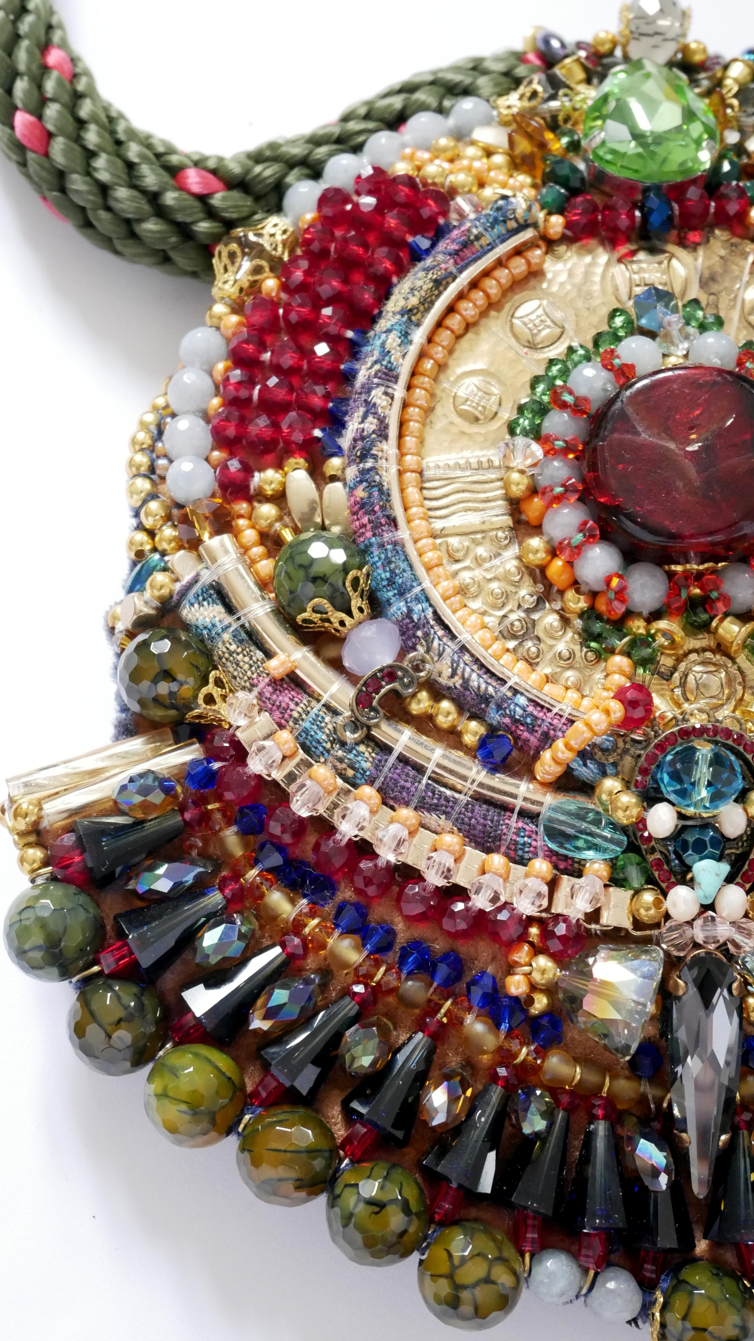Grüne Bib-Halskette aus Jade mit Swarovski- Multi-Perlen und Edelsteinen aus Messing mit Scheibenverzierung im Zustand „Neu“ im Angebot in Milton Keynes, GB