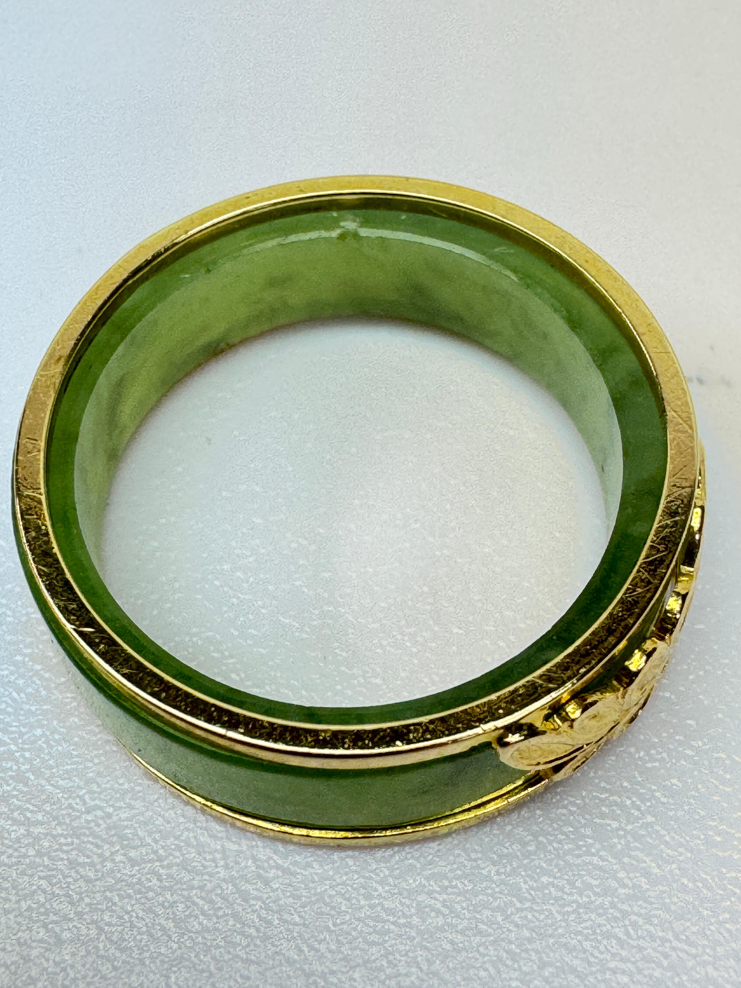 Anello in oro a due parti con giada verde in vendita 1