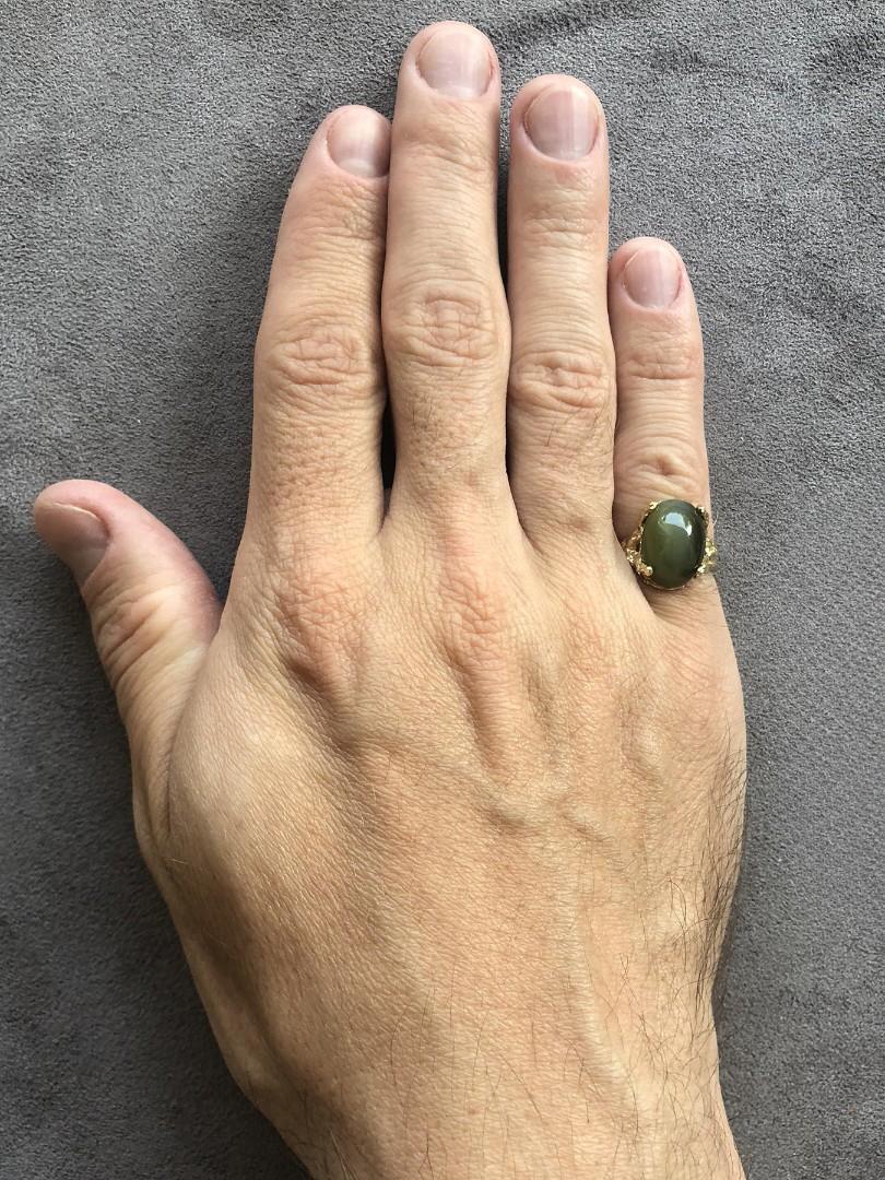 Women's or Men's Green Jade Yellow Gold Ring Natural Nephrite Cat's Eye Effect Cabochon For Sale