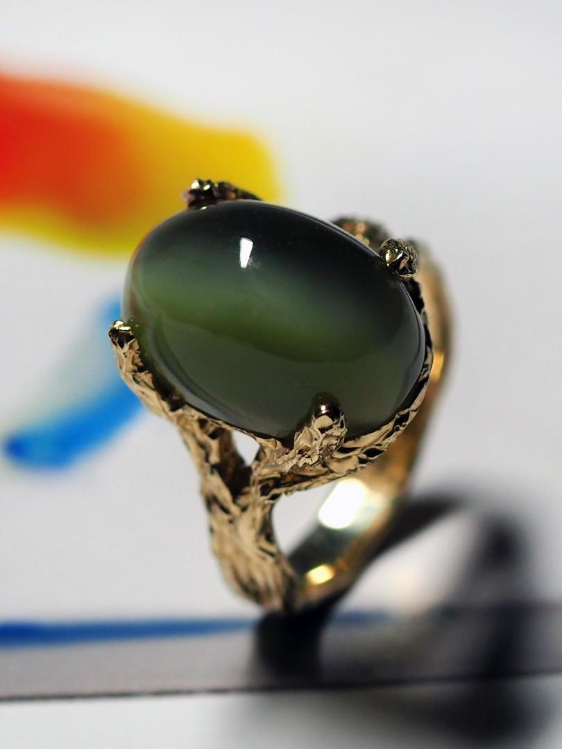 Green Jade Yellow Gold Ring Natural Nephrite Cat's Eye Effect Cabochon For Sale 3