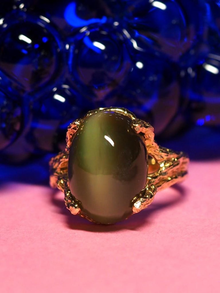 Art Nouveau Green Jade Yellow Gold Ring Natural Nephrite Cat's Eye Effect Cabochon Mens Ring For Sale