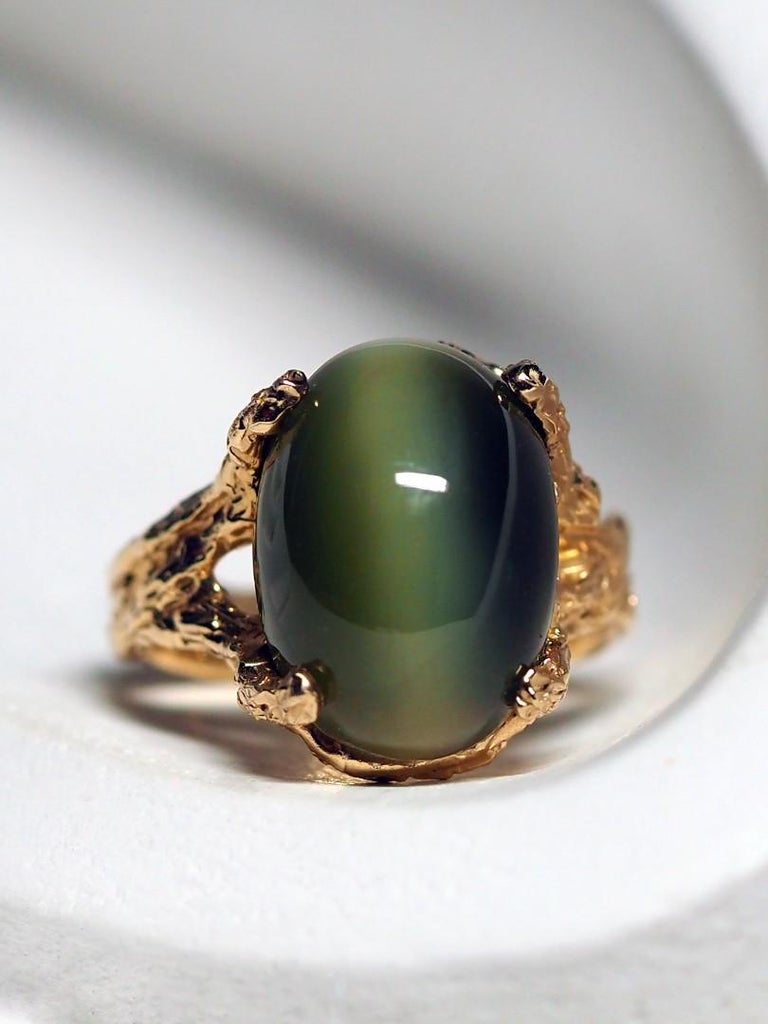 Green Jade Yellow Gold Ring Natural Nephrite Cat's Eye Effect Cabochon Mens Ring In New Condition For Sale In Berlin, DE