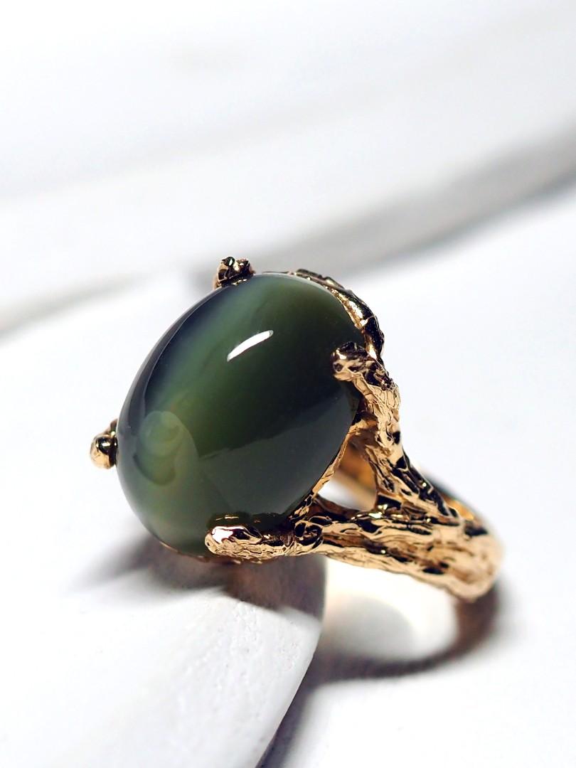 Art Nouveau Green Jade Yellow Gold Ring Natural Nephrite Cat's Eye Effect Cabochon For Sale