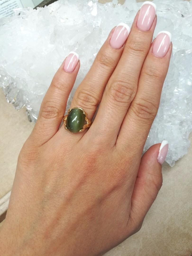 Green Jade Yellow Gold Ring Natural Nephrite Cat's Eye Effect Cabochon In New Condition For Sale In Berlin, DE