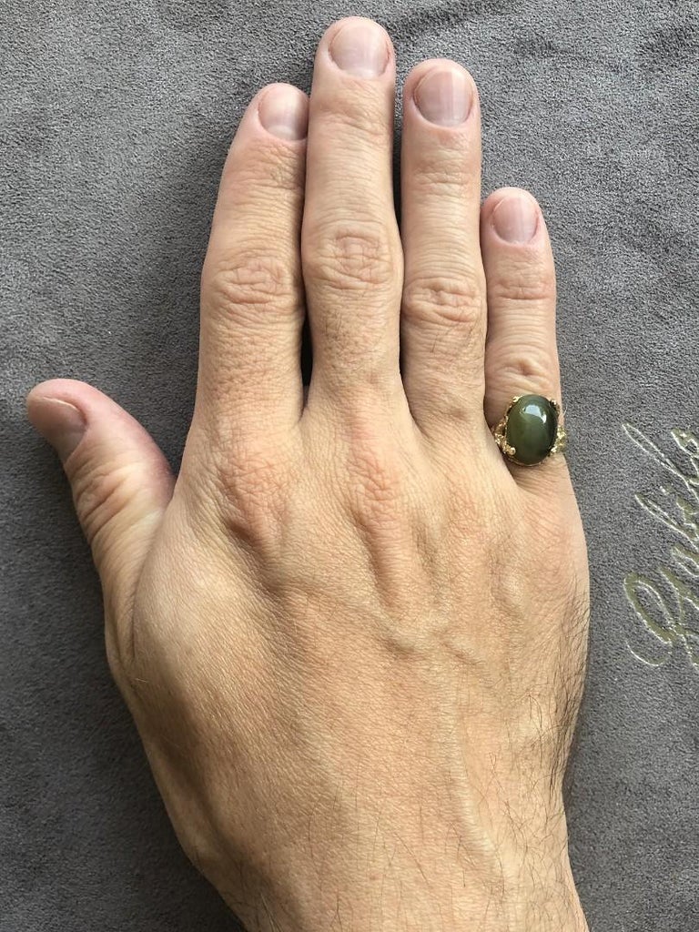 Green Jade Yellow Gold Ring Natural Nephrite Cat's Eye Effect Cabochon Mens Ring For Sale 3