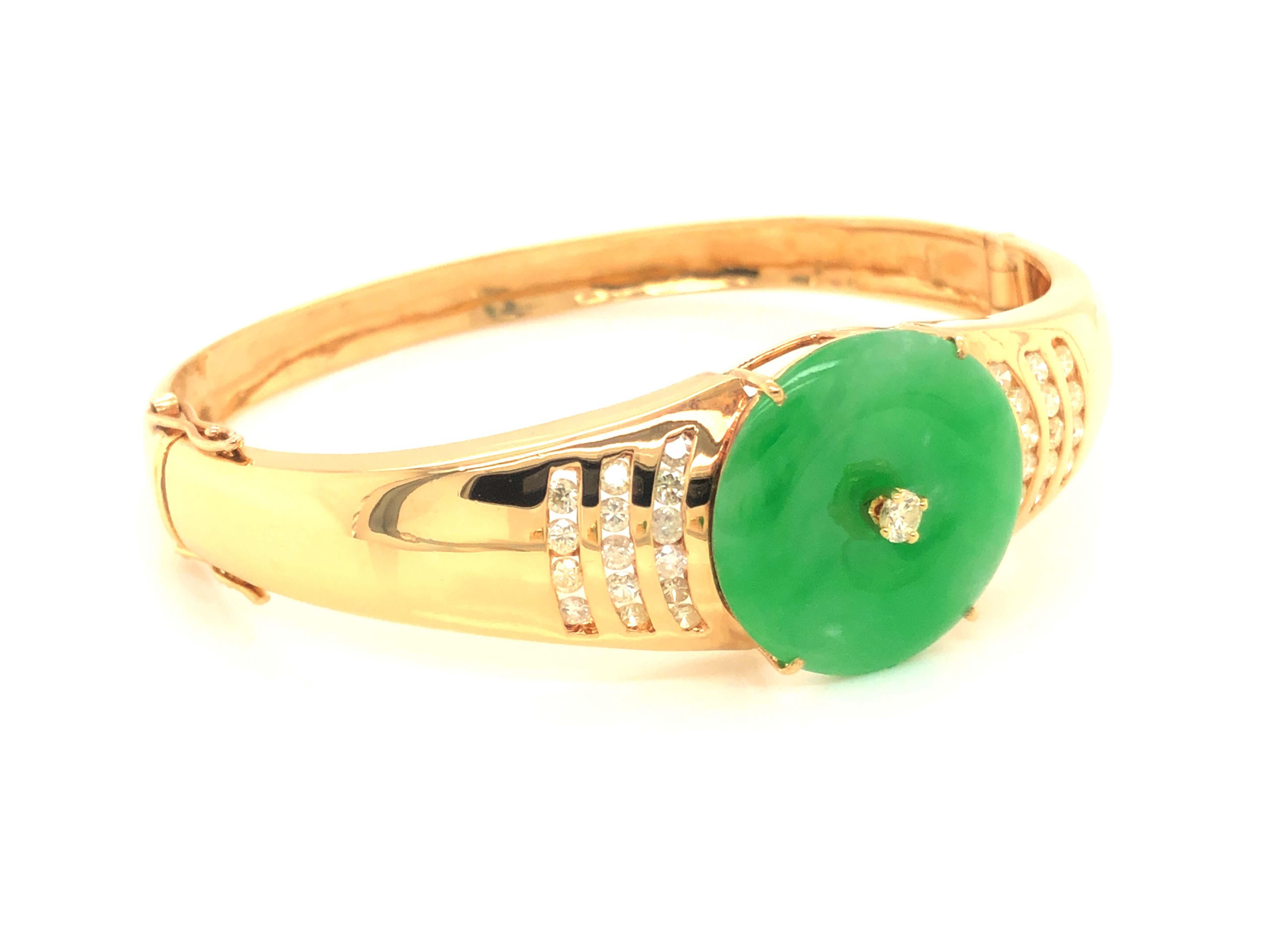 Taille ronde Bracelet jonc à charnières en or jaune 18 carats avec jadéite verte, jade et diamants en vente