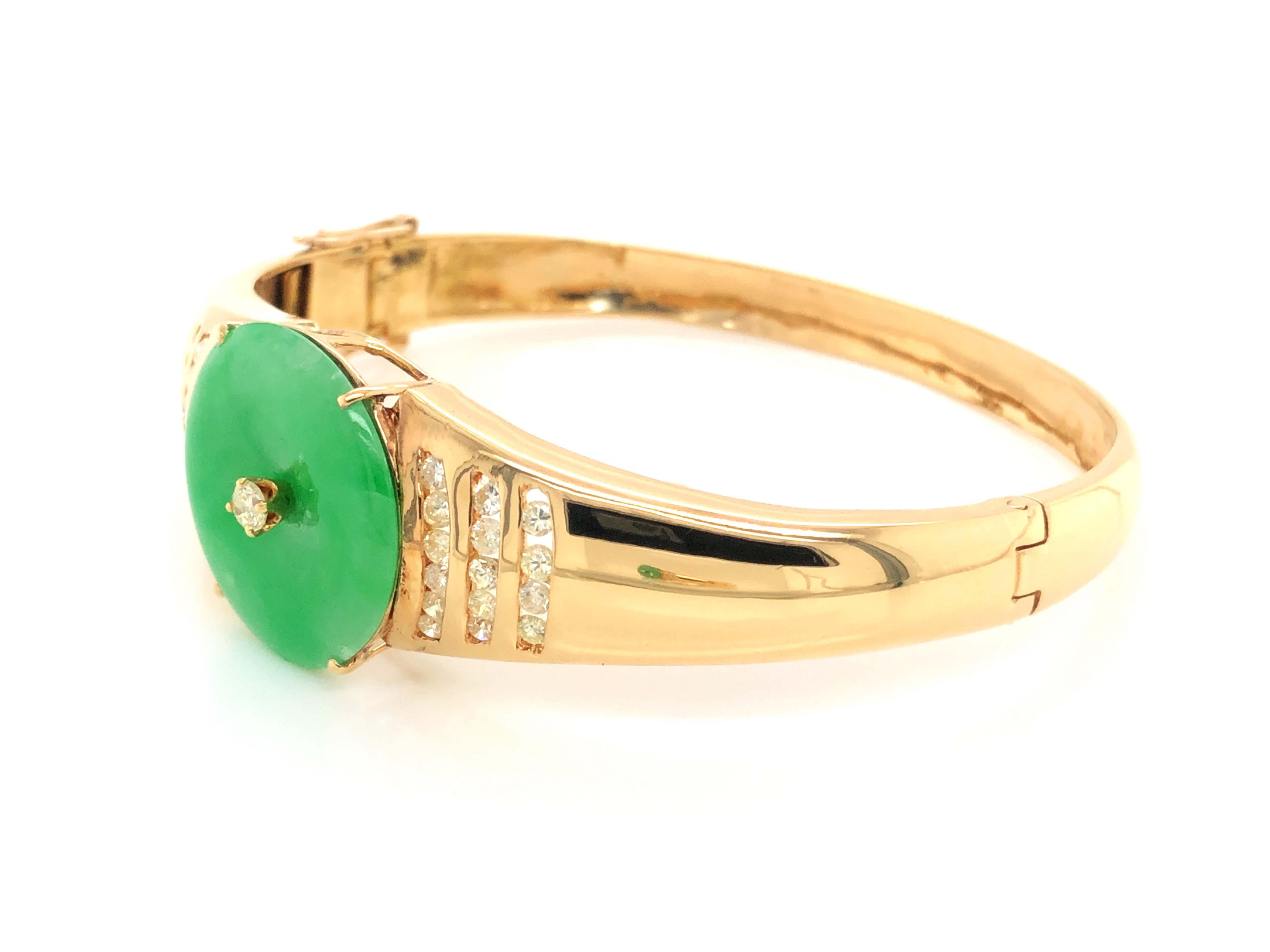 Taille ronde Bracelet jonc à charnières en or jaune 18 carats avec jadéite verte, jade et diamants en vente