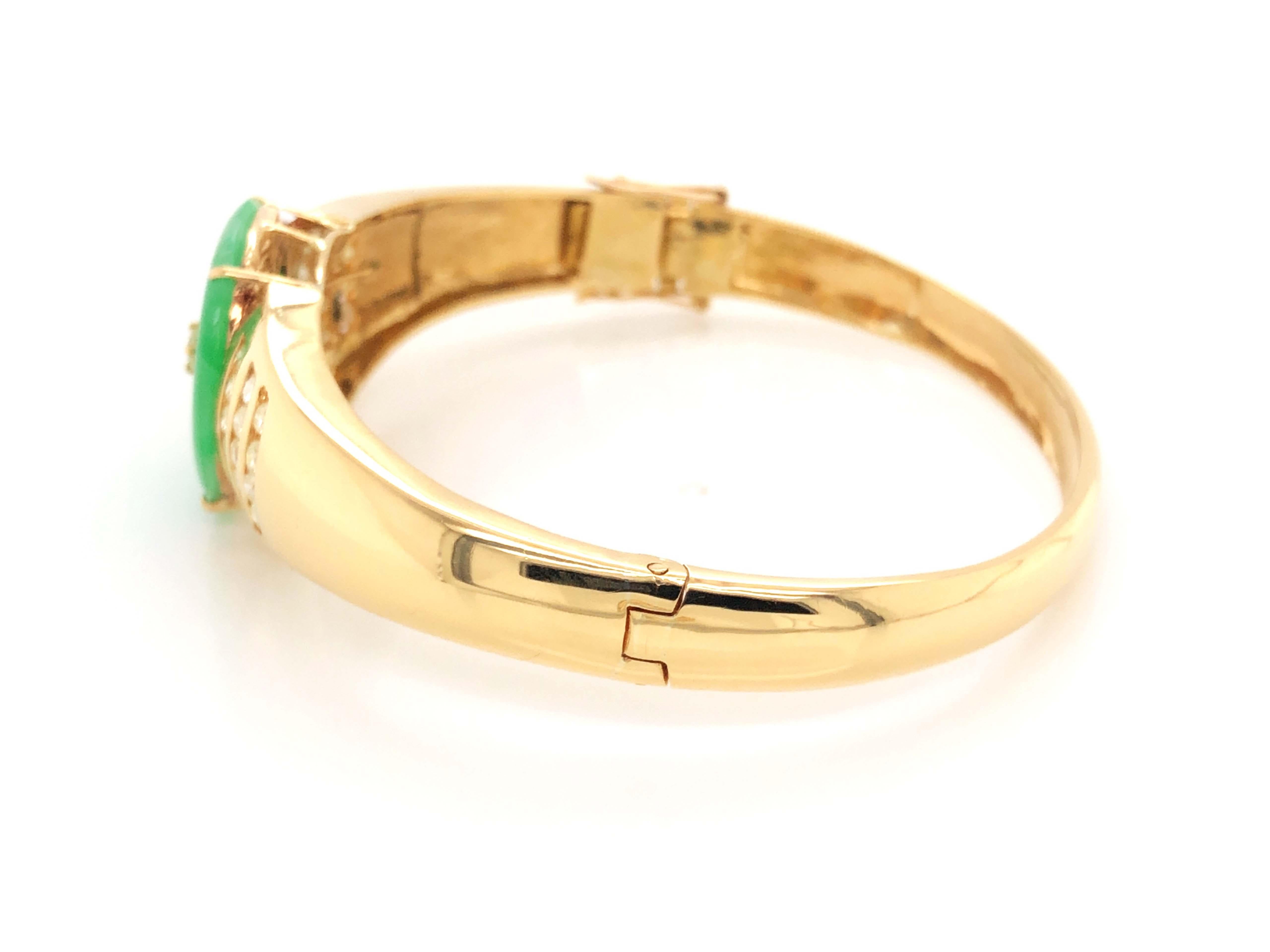 Green Jadeite Jade and Diamond Hinged Bangle Bracelet in 18k Yellow Gold In Good Condition For Sale In Honolulu, HI