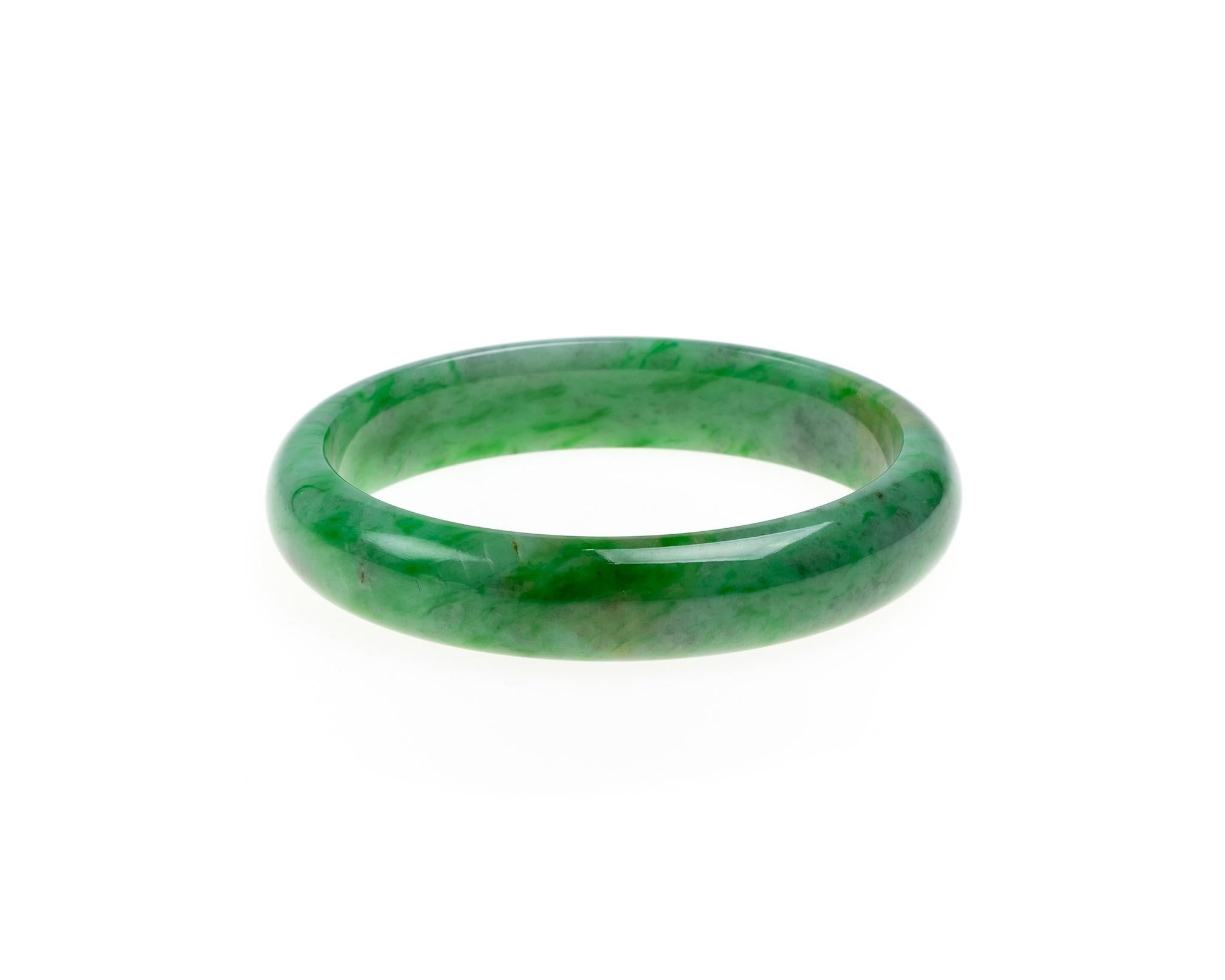 This all natural, untreated green jadeite jade carved bangle in size 55.5mm. The bangle's inner diameter is 2.18 inches (55.5mm) and outer diameter of 2.69 inches (68.3mm) 

Included is a Hong Kong Gems Laboratory Jade Identification Report stating