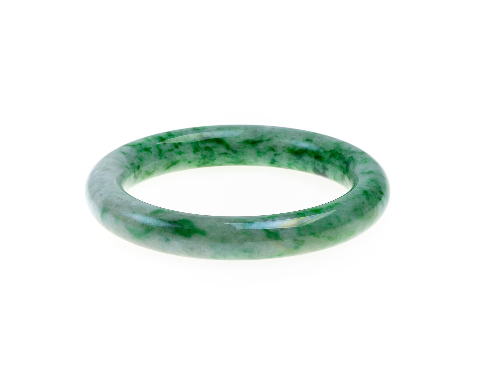 This all natural, untreated green jadeite jade bangle in size 55.6mm.  This bangle's inner diameter measures 2.19 inches (55.6mm) and outer diameter measures 2.98 inches (75.8mm) with bangle width of 0.43 inches (11mm).  

Included is a Hong Kong