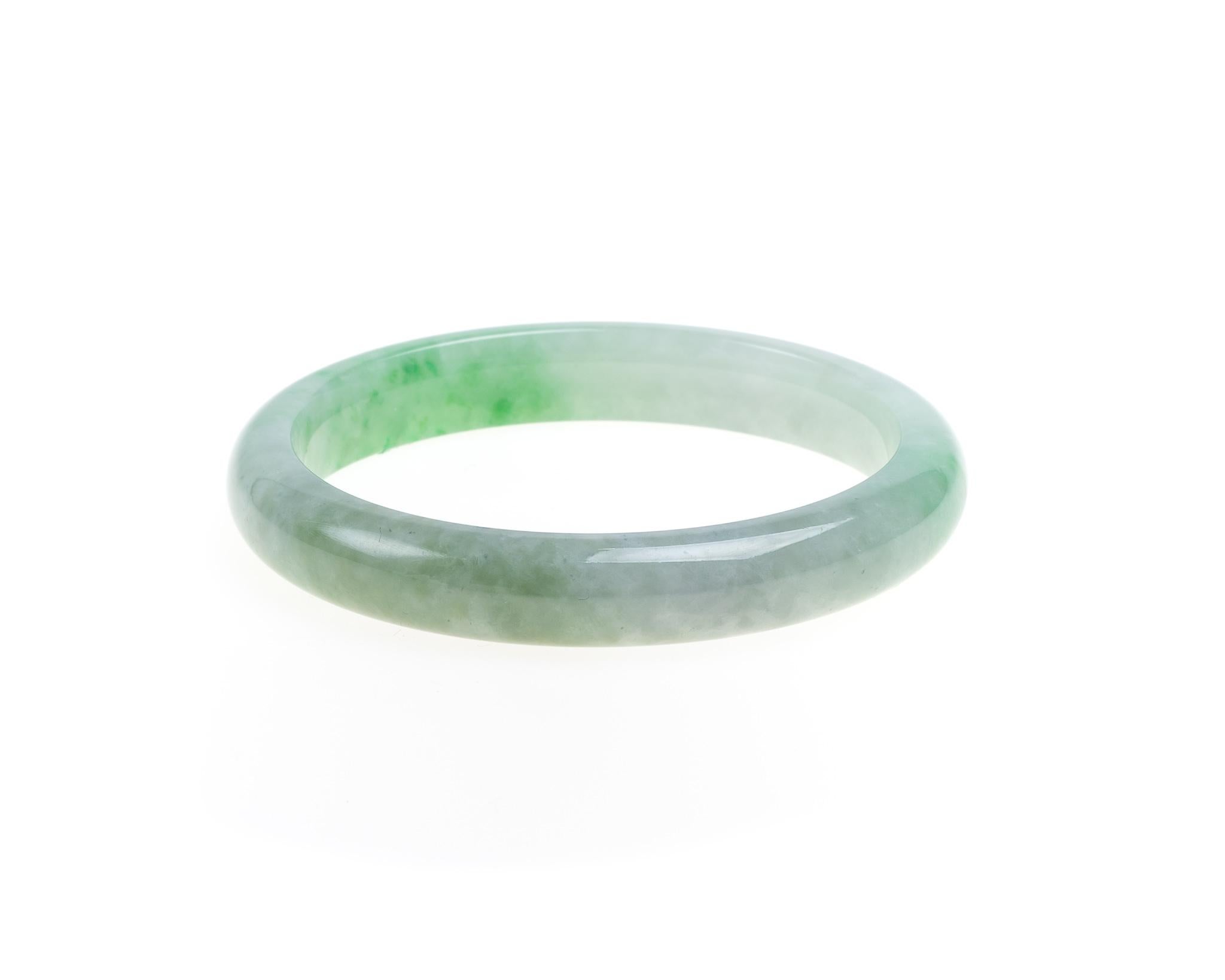 Questo braccialetto di giada fei cui jadeite di tipo A, completamente naturale, non trattata, con venature verdi, misura 59,7 mm.  Il diametro interno di questo braccialetto misura  2,35 pollici (59,7 mm) e diametro esterno di 2,94 pollici (74,8 mm)